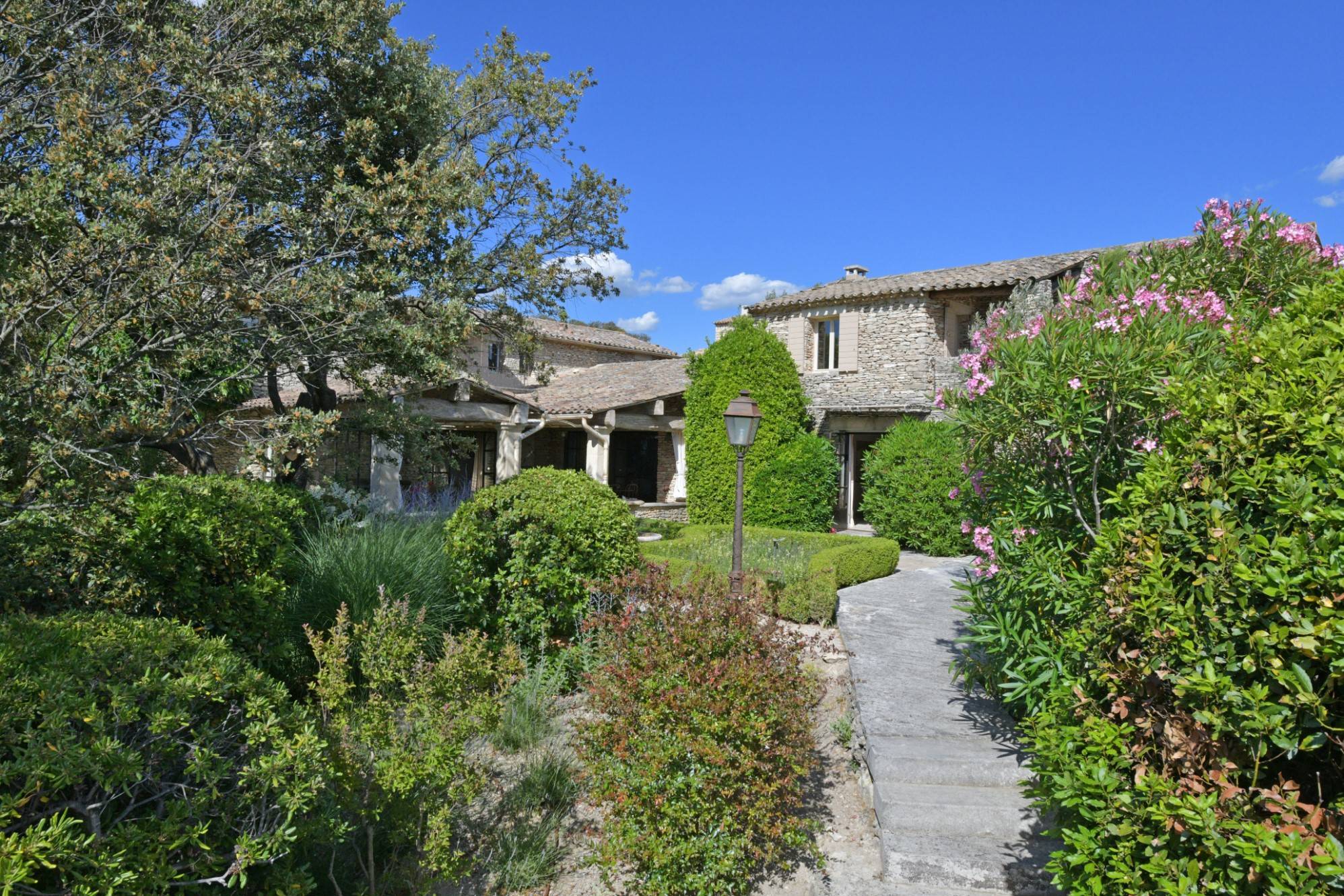 Exclusivité : maison de village en pierre avec piscine et vue sur le Luberon et les Alpilles à vendre à Gordes  