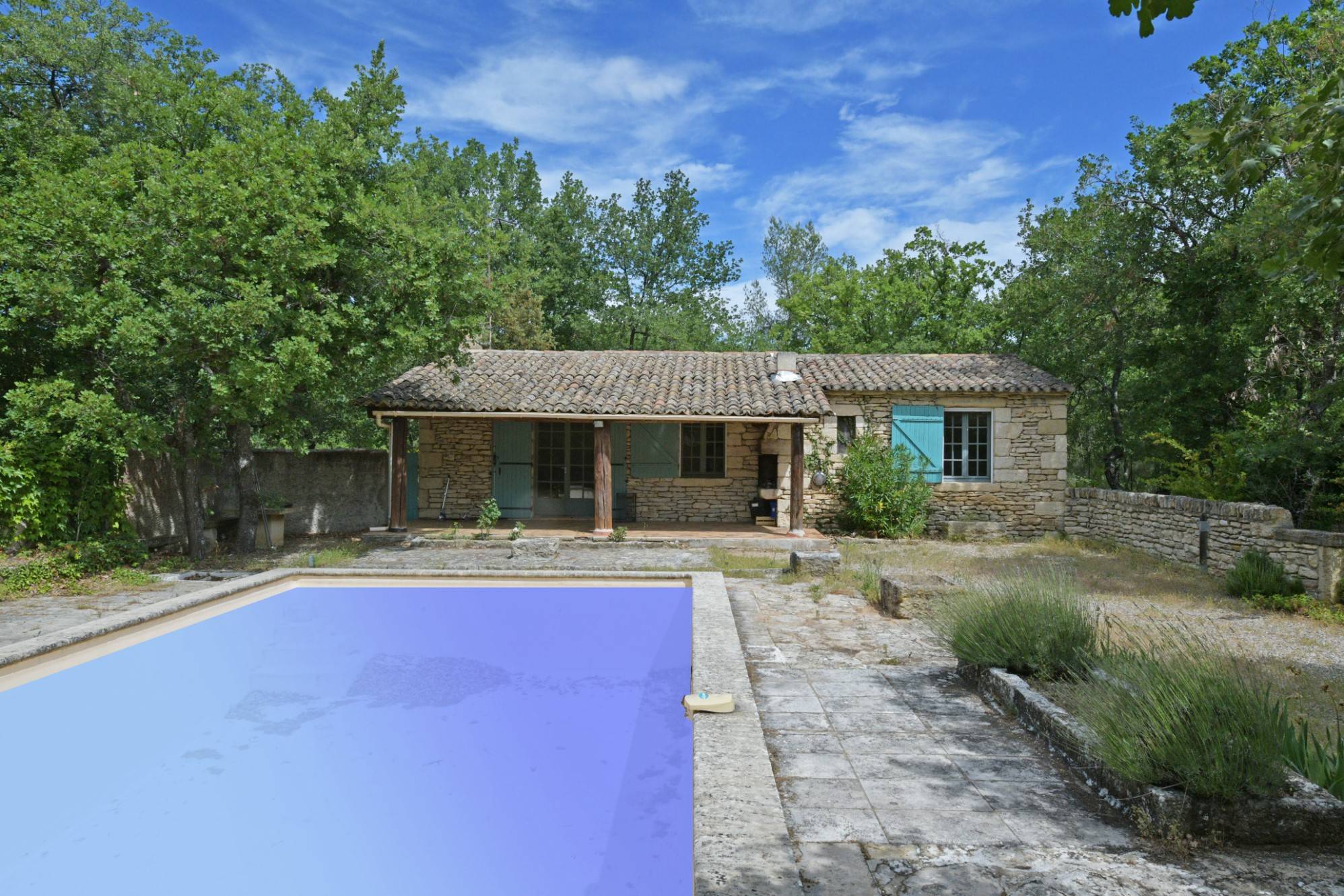 GORDES, mazet en pierres avec piscine au calme   