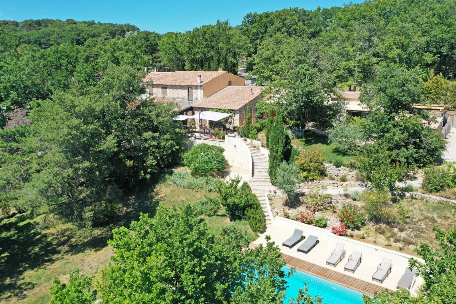 Proche Gordes : propriété de plus d'un hectare non isolée   