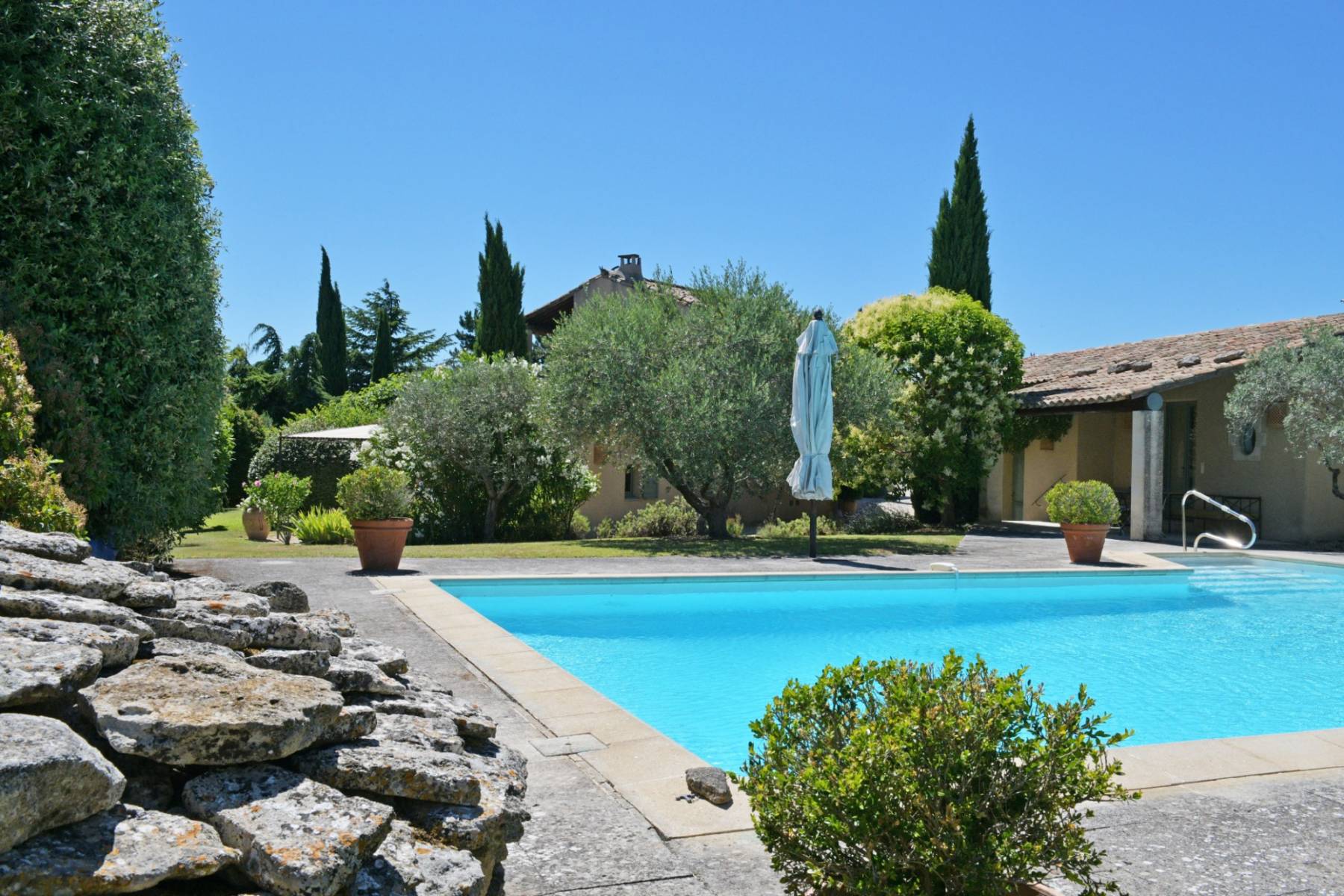 Cabrières d'Avignon : propriété de village avec dépendances et piscine.   