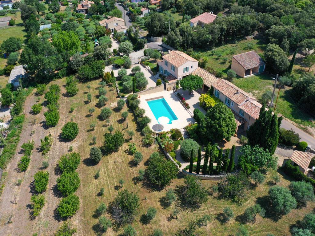 PROPRIETE EN POSITION DOMINANTE DE 290 m² AVEC JARDIN ET PISCINE    