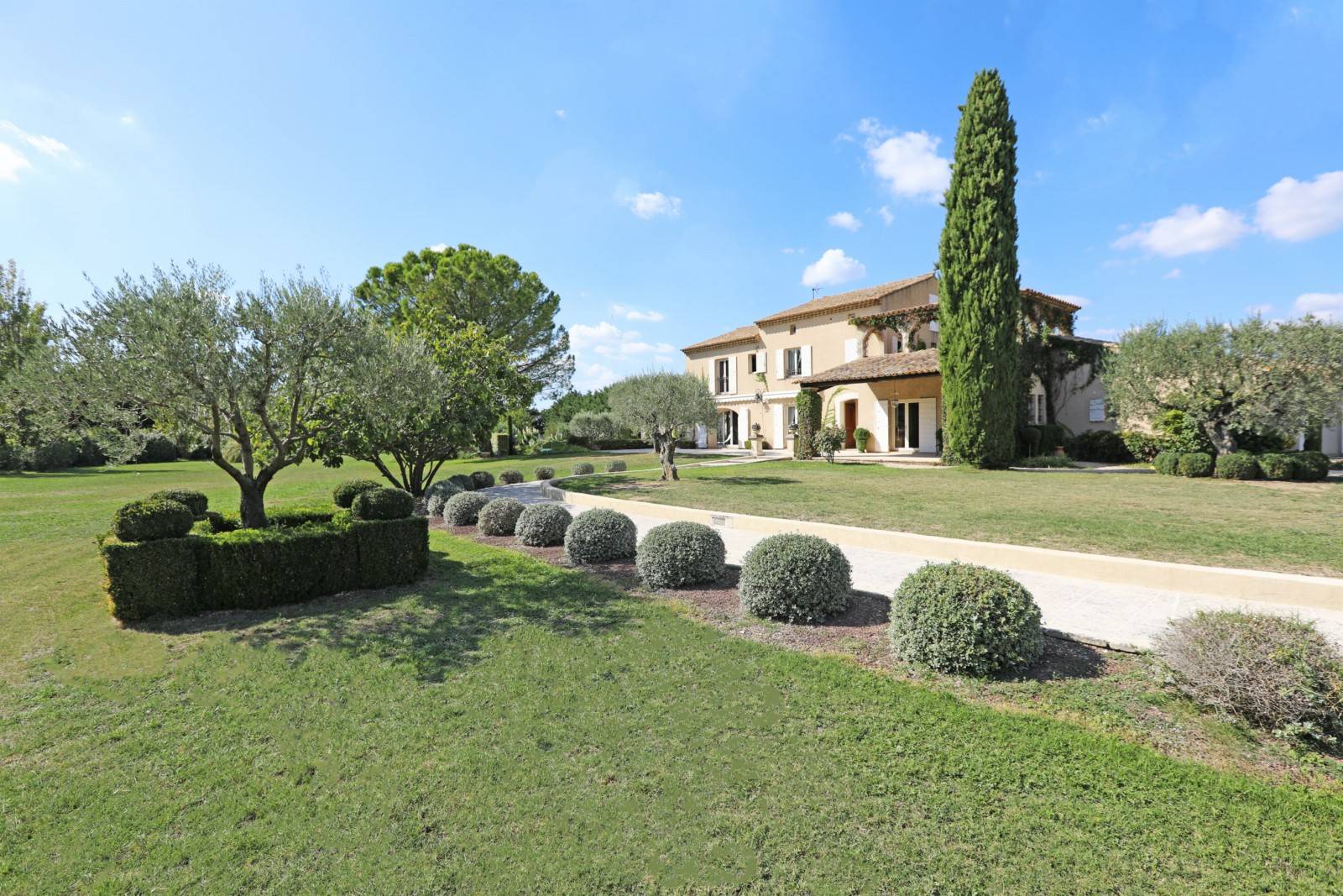 En campagne proche de l'Isle-sur-la-Sorgue, belle propriété sur plus de 2 hectares avec piscine et terrain de tennis   