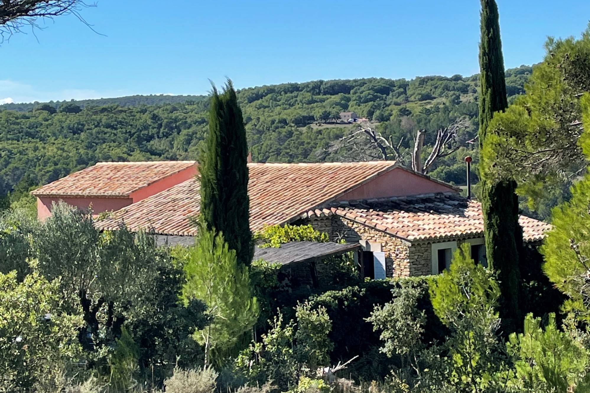 Villa contemporaine en position dominante à vendre  proche du village de Murs en Vaucluse  