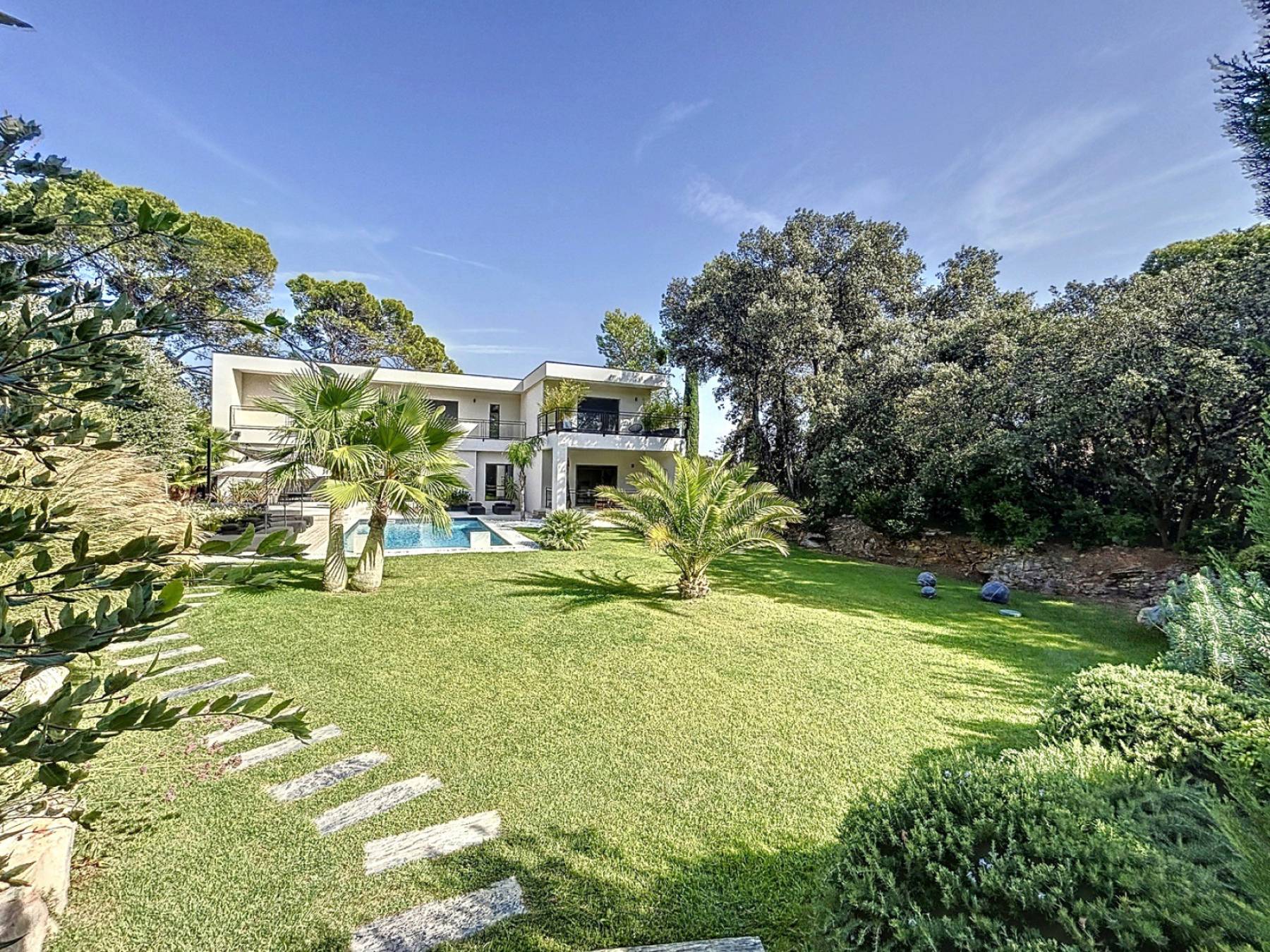Maison d'architecte de 210 m² avec piscine sur terrain paysager à deux pas de la forêt d'Uchaux.   