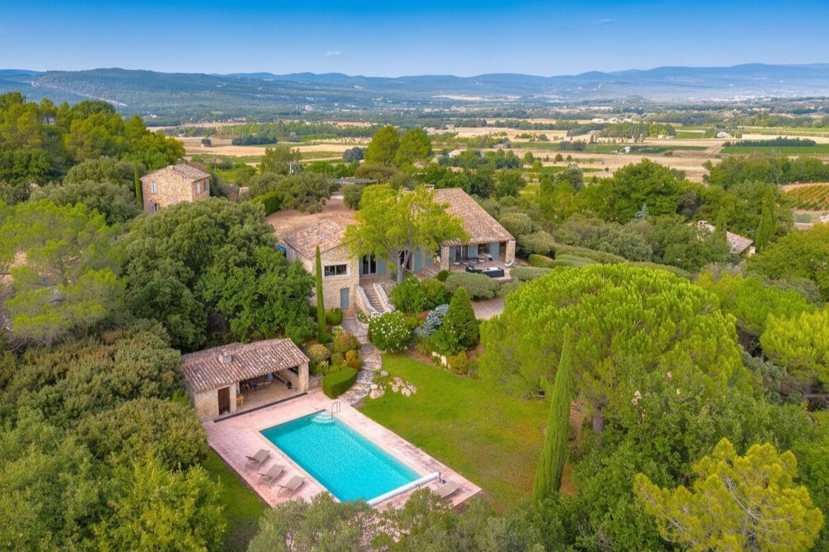 Gordes, belle propriété en pierres avec dépendance, piscine et terrasses, offrant des vues panoramiques sur le Luberon.