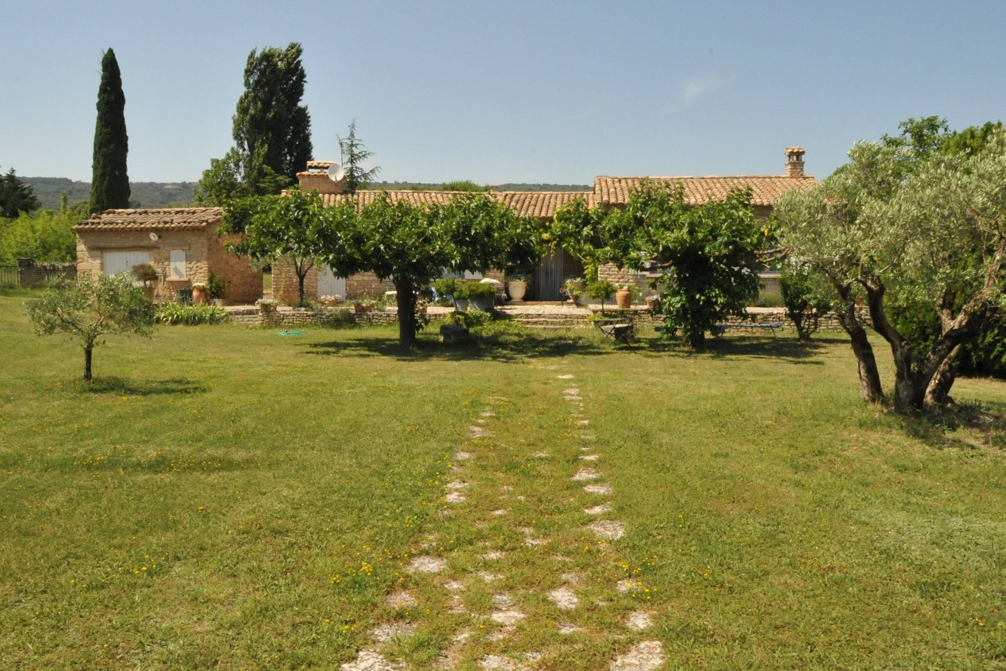EXCLUSIVITE : maison en pierres de plain pied sur près d'un hectare à Gordes  