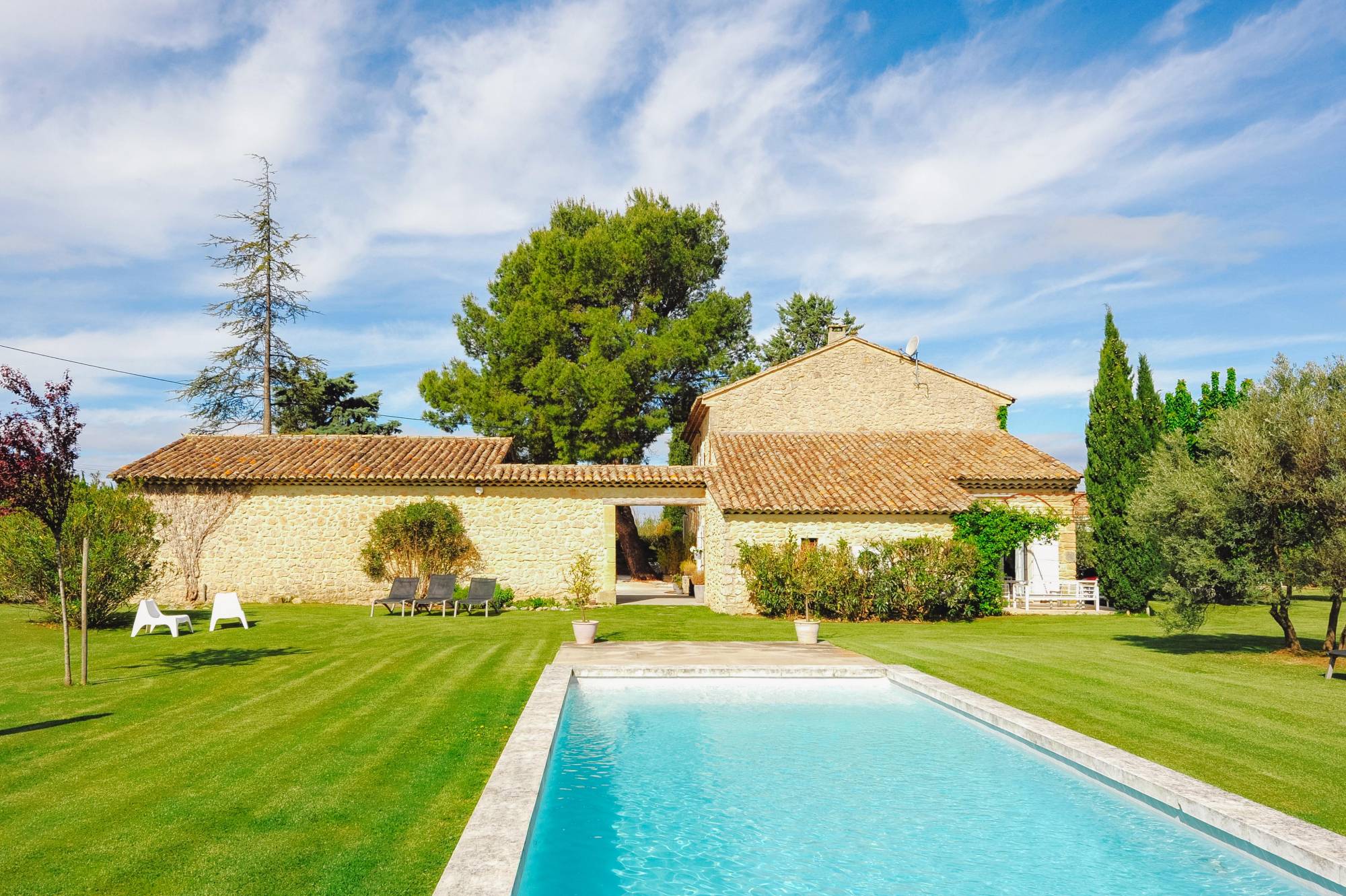 Mas ancien en pierres rénové.