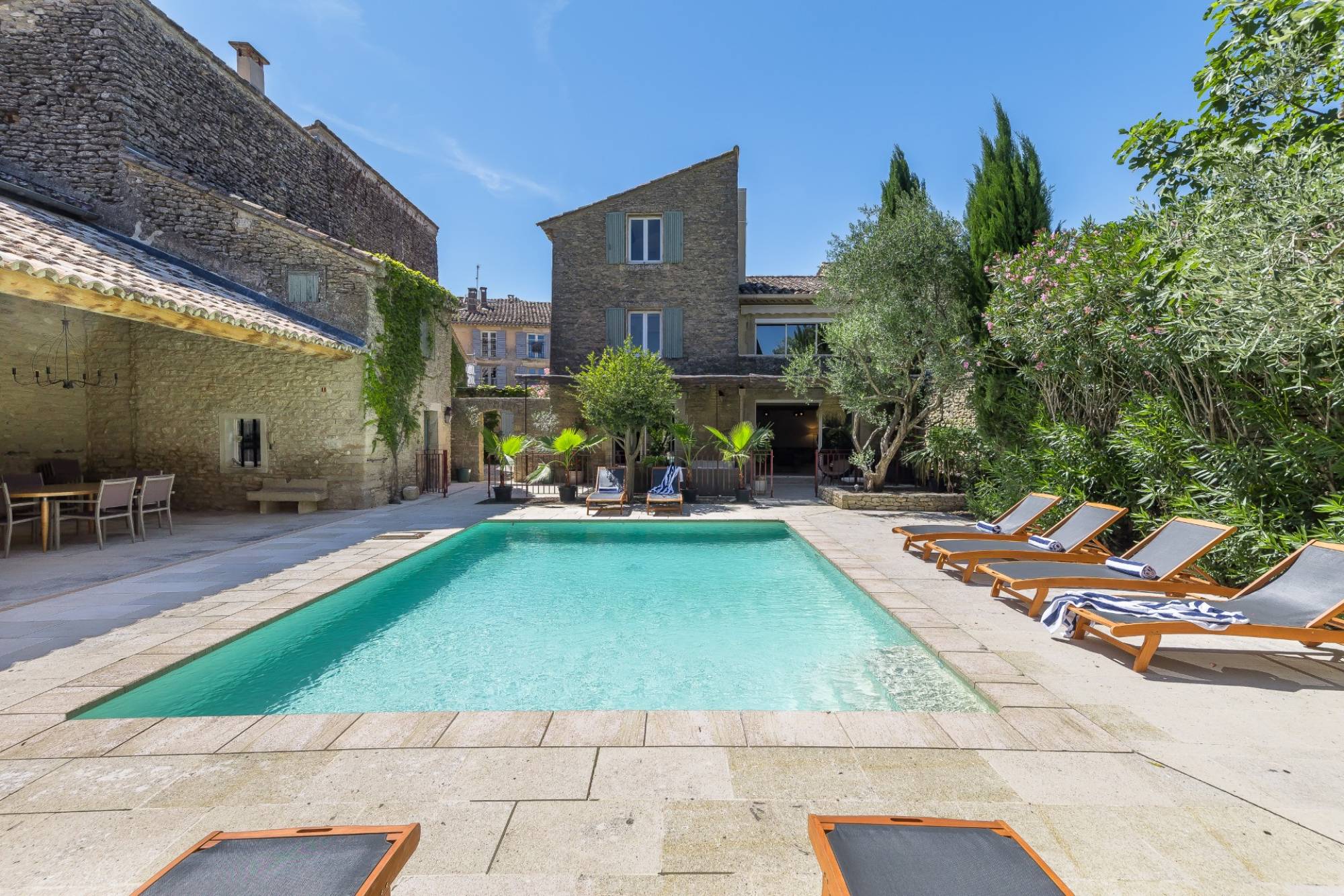 Au pied de Gordes, Mas rénové de 350 m² au pied de Gordes, alliant charme provençal et prestations haut de gamme.