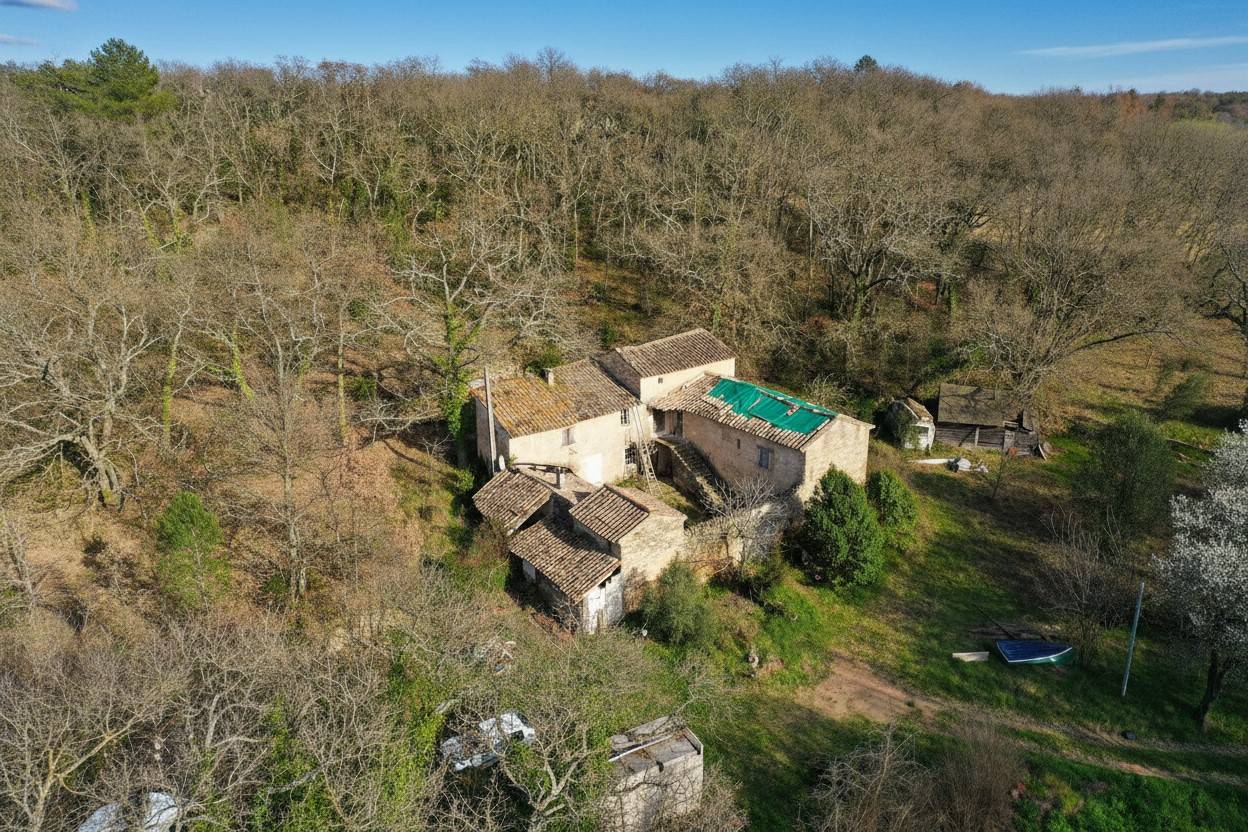 À quelques minutes des villages emblématiques du Luberon, dans le village d'Oppède, authentique ferme en U à rénover.