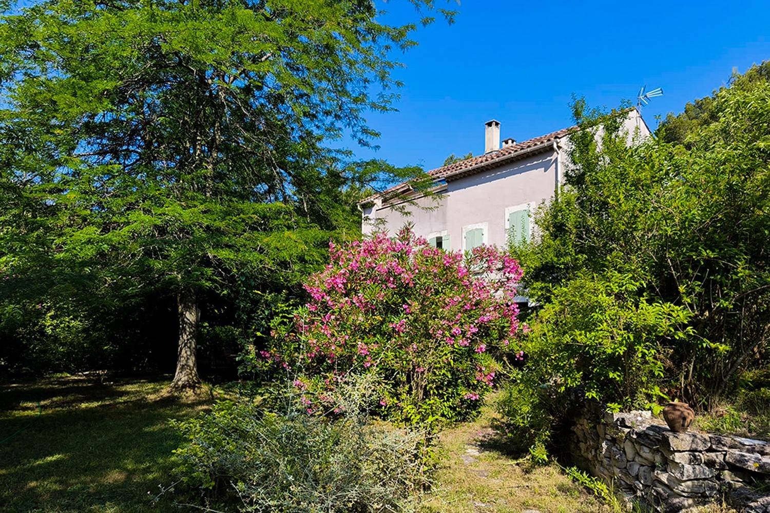 A L’Isle-sur-la-Sorgue, quartier Saint-Antoine, à vendre, maison ancienne rénovée sur 2500 m² avec gîte indépendant, piscine en copropriété et vues dégagées.
