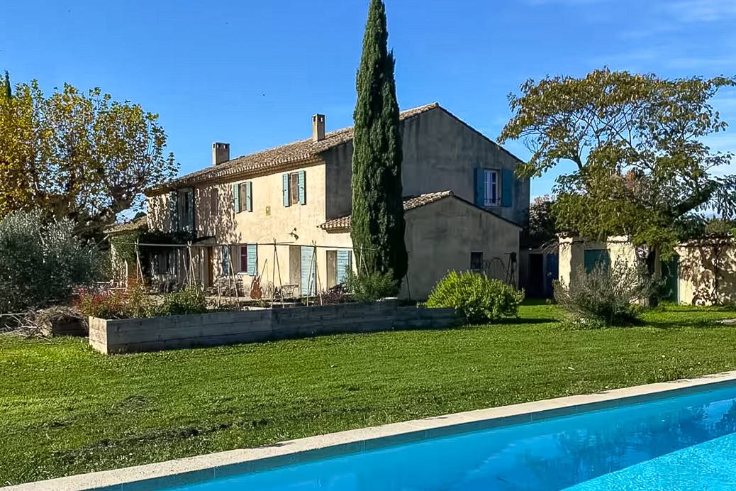 Entre Robion et Cavaillon, mas rénové au calme, comprenant 8 chambres dont une suite de 60 m² et deux gîtes indépendants, avec piscine et pool house.