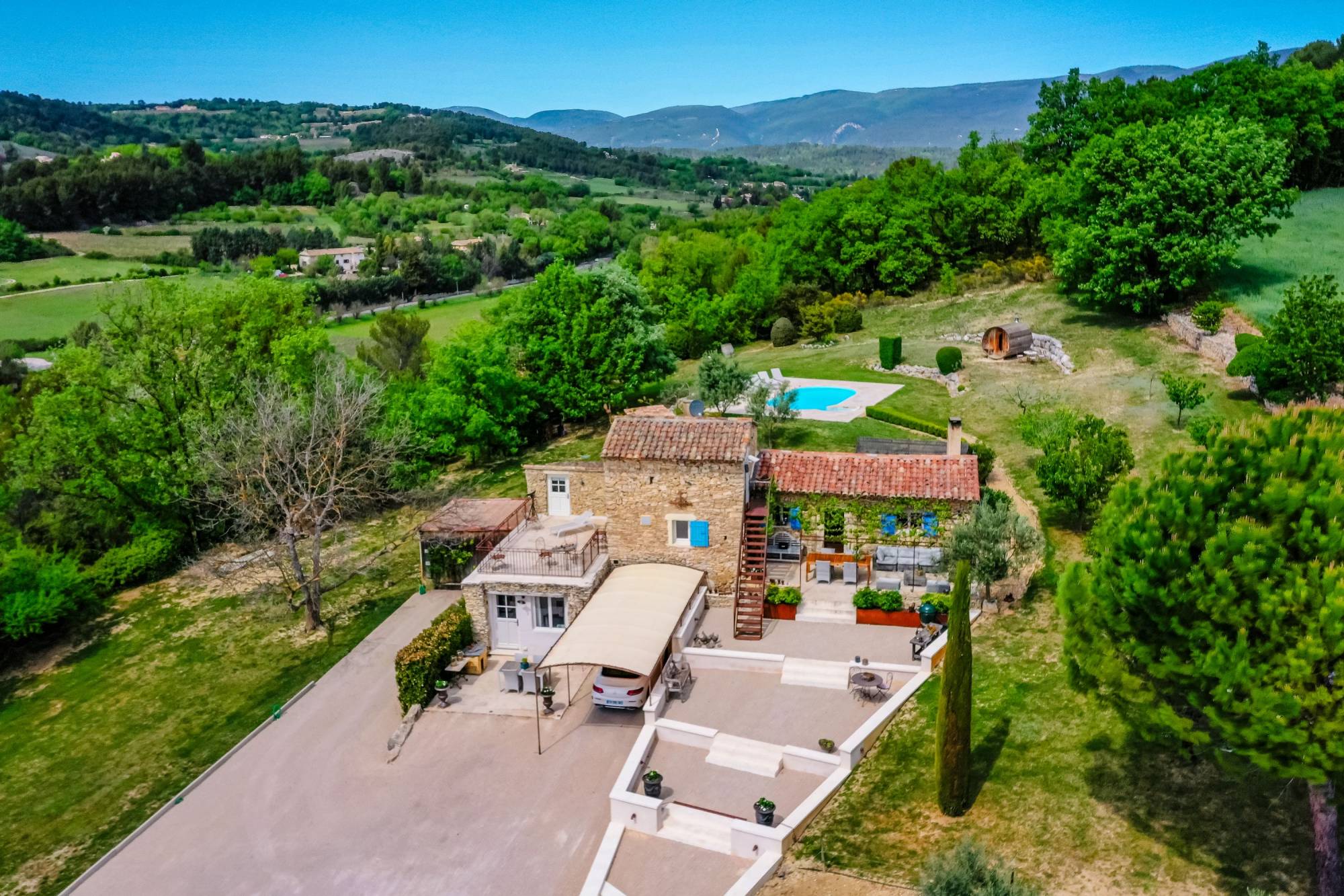 A la vente à Saignon, authentique bergerie restaurée, en pierres, avec piscine et superbe vue sur le Luberon.