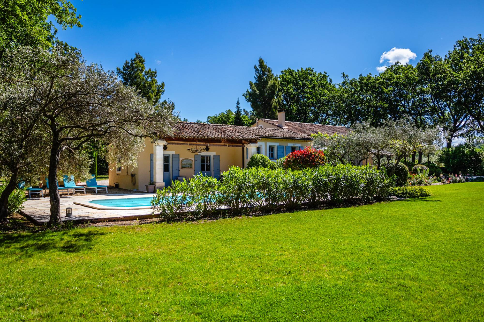 Propriété d’exception dans un écrin de nature préservée et vue sur le Luberon à la vente à Gordes.