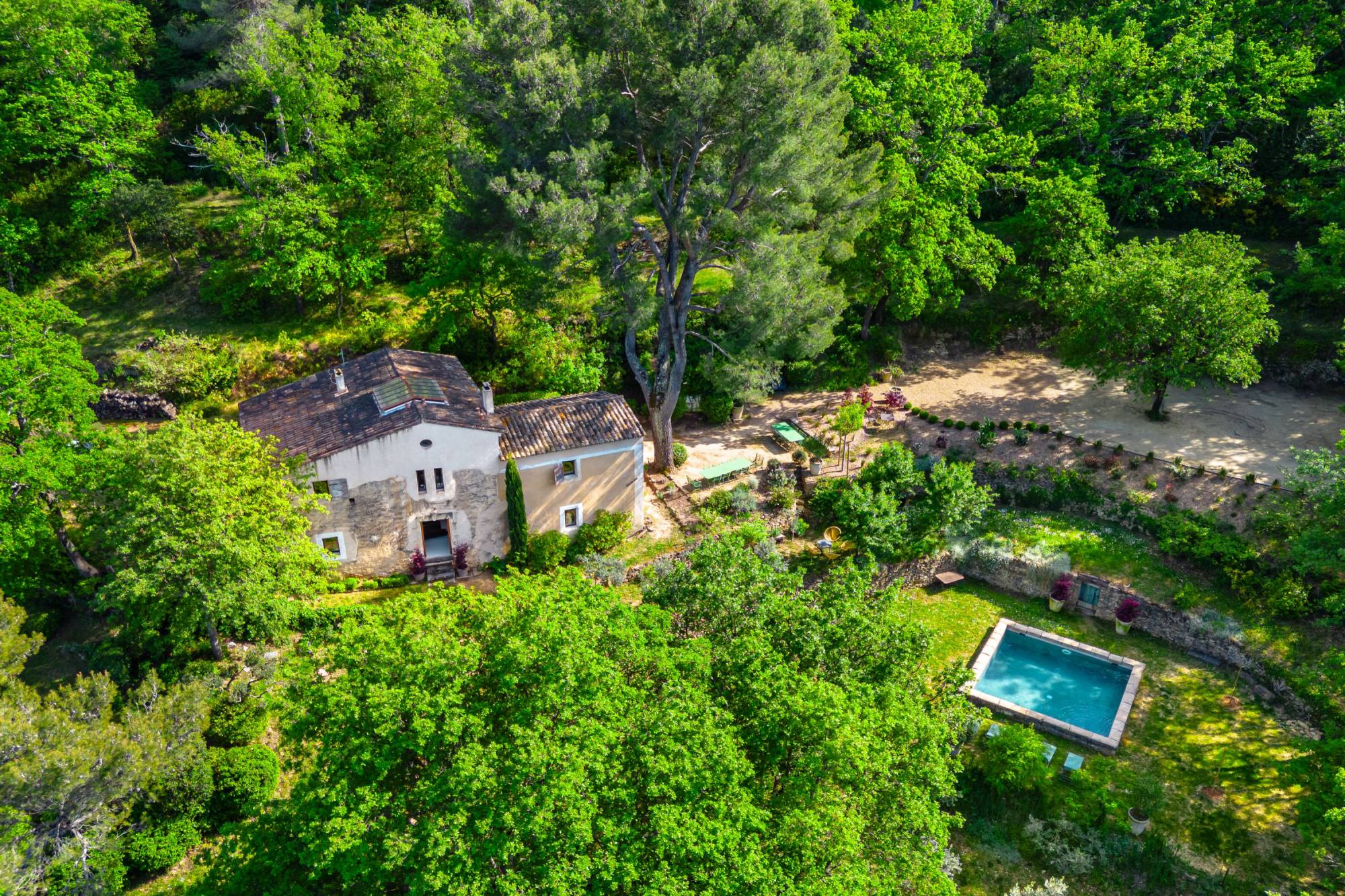 Superbe bergerie rénovée avec vue panoramique sur Gordes et les Monts du Vaucluse, terrain de 2 hectares avec bassin de nage.