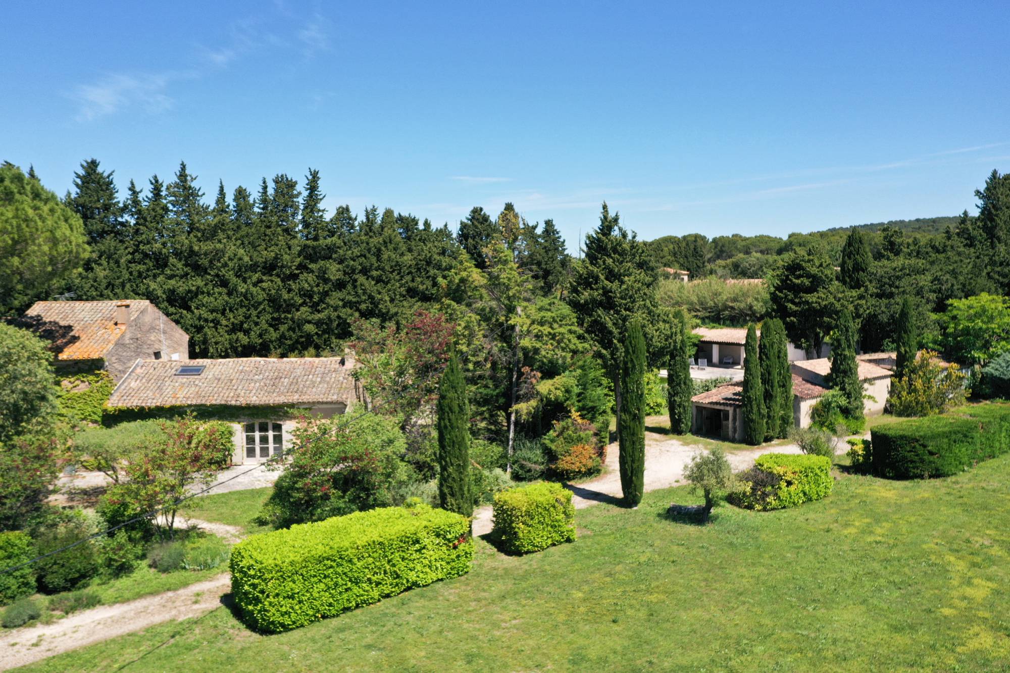 Belle propriété familiale composée d’un mas de charme rénové, avec piscine et dépendances, idéalement située au pied du Luberon.