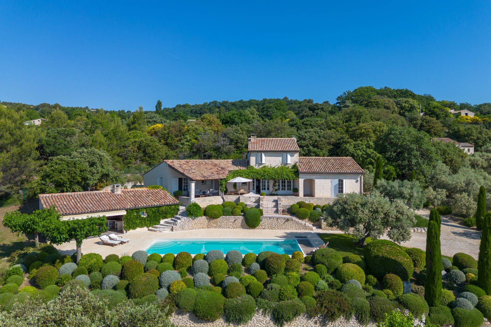 En exclusivité - Elégante propriété d'agrément en pierre de 248 m² offrant une vue panoramique exceptionnelle sur le Luberon proche de Gordes.