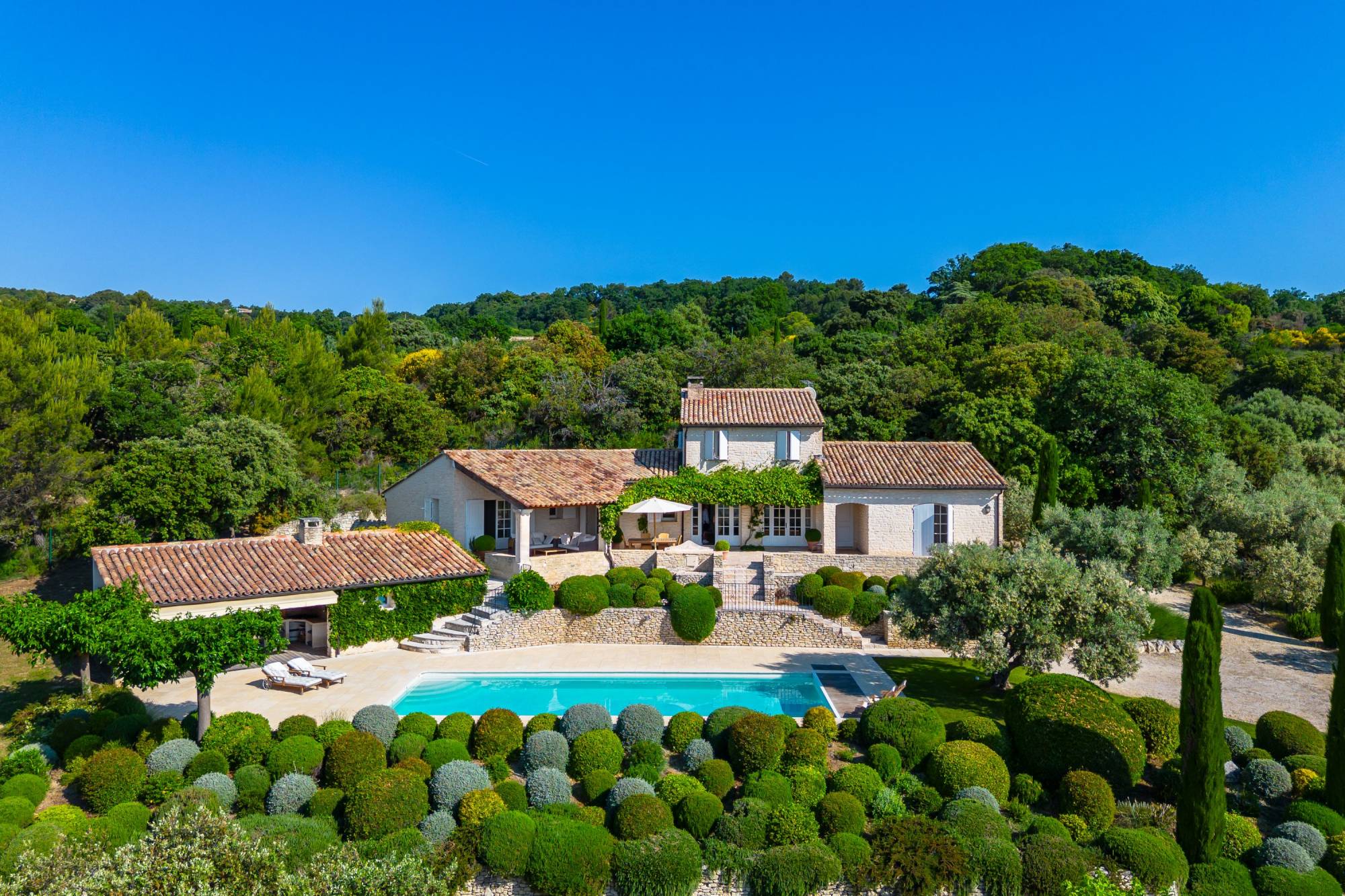 En exclusivité - Elégante propriété d'agrément en pierre de 248 m² offrant une vue panoramique exceptionnelle sur le Luberon proche de Gordes.