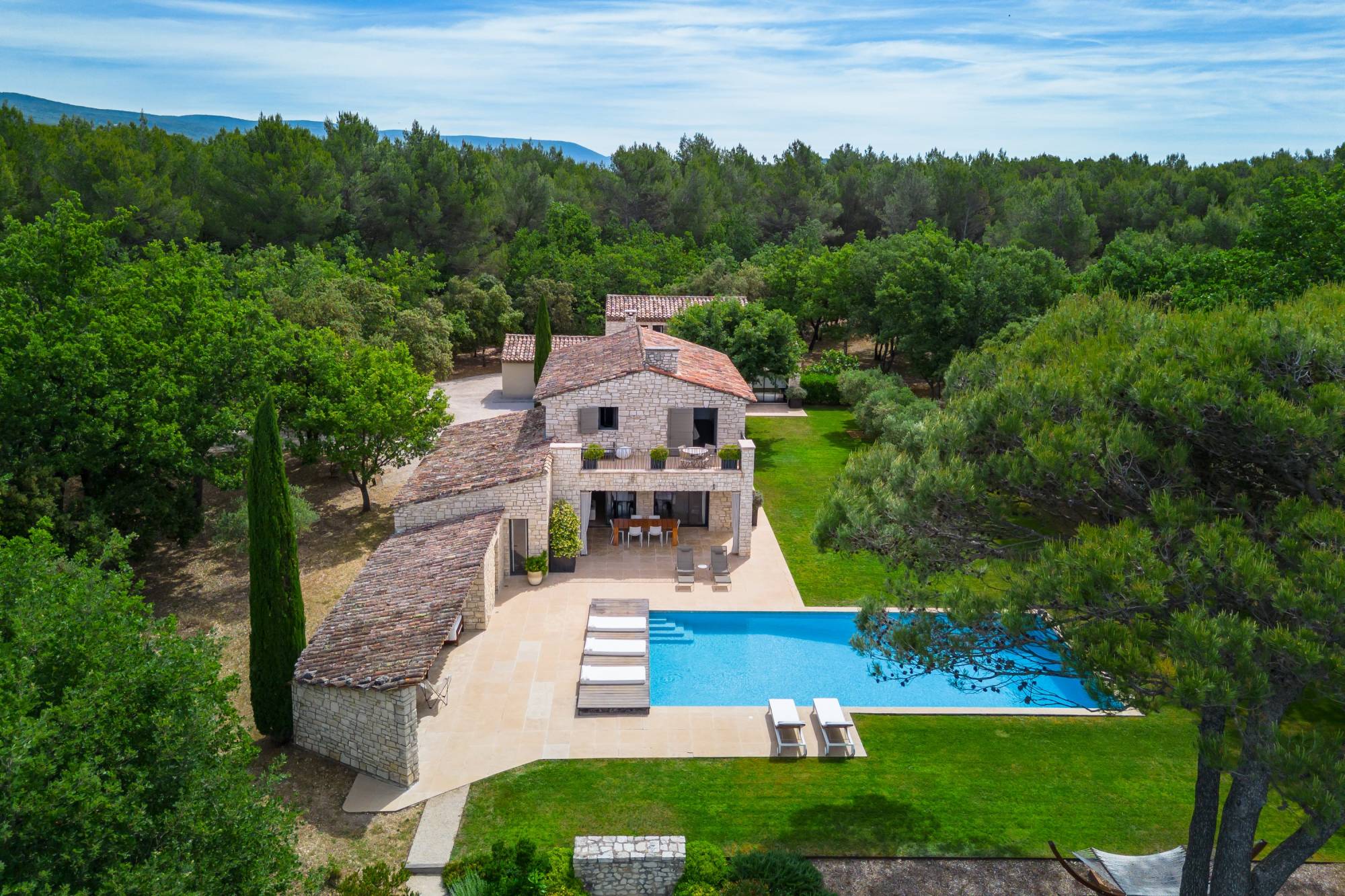 Exclusivité - À Saint Saturnin lès Apt, sur plus de 2.5 ha, superbe maison à la restauration parfaite avec piscine, tennis et vue sur Gordes.