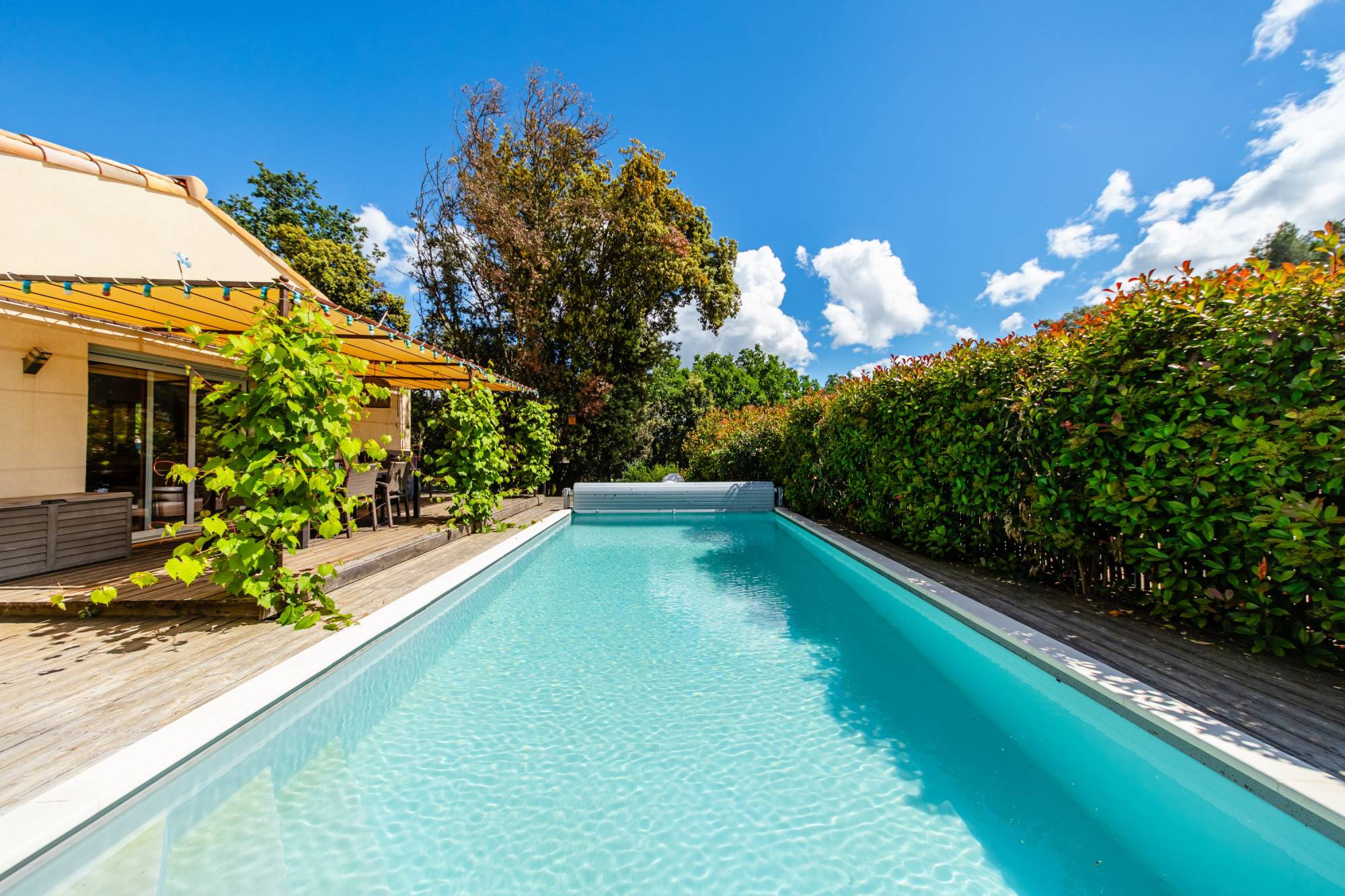 A vendre en exclusivité à Roussillon, charmante maison de 3 chambres et bureau, au calme, dans un jardin paysager avec piscine et garage.