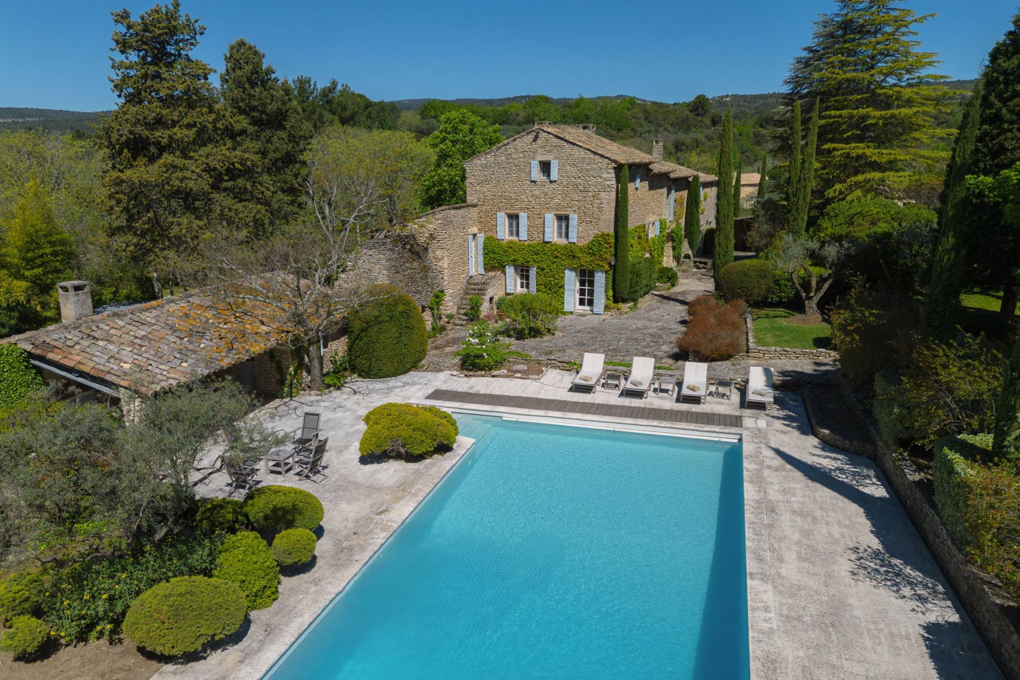 A Gordes, superbe mas avec piscine  et sa maison de gardien sur plus d'un hectare de terrain.