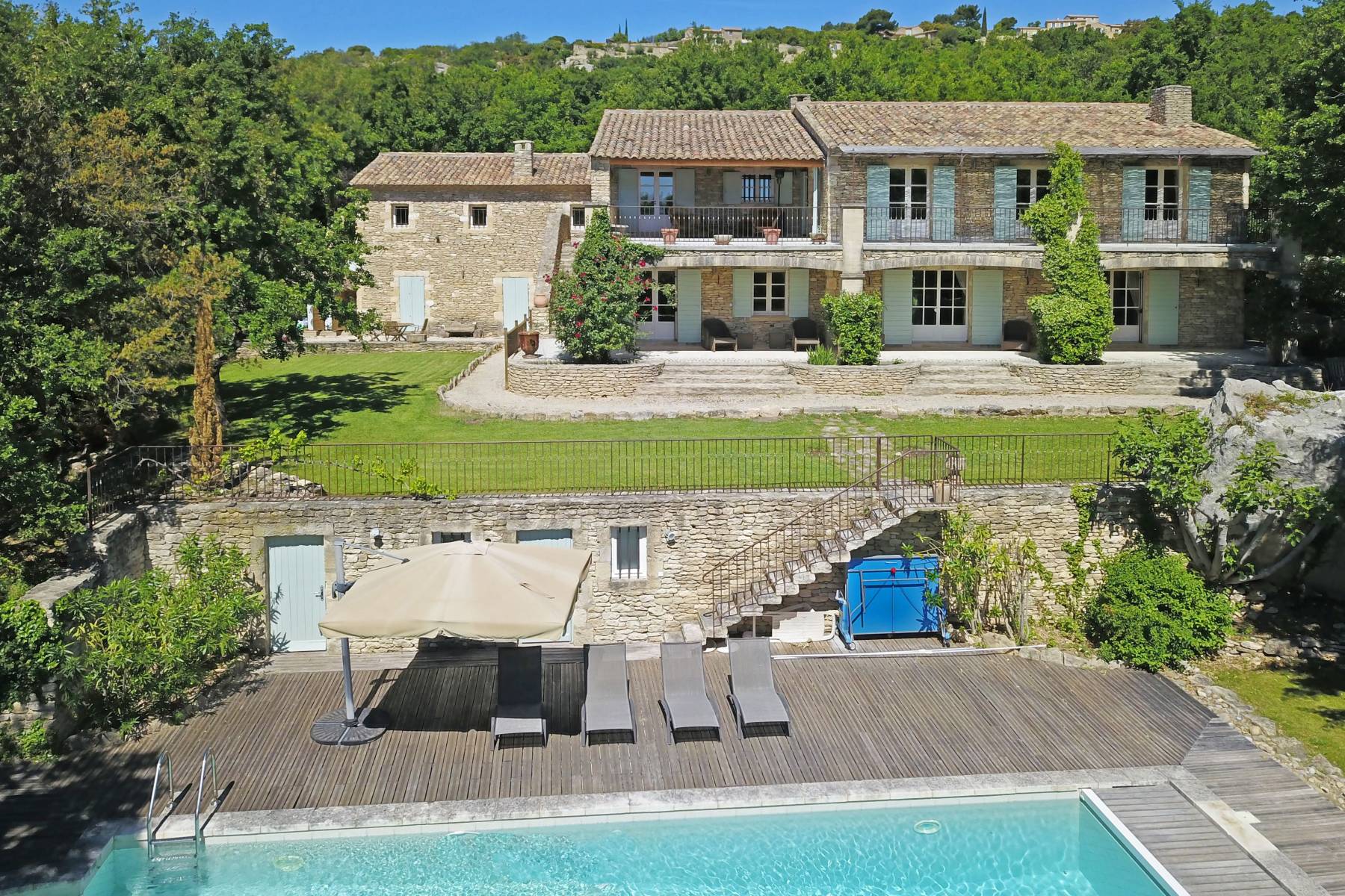 Gordes : propriété de famille en bordure de village   