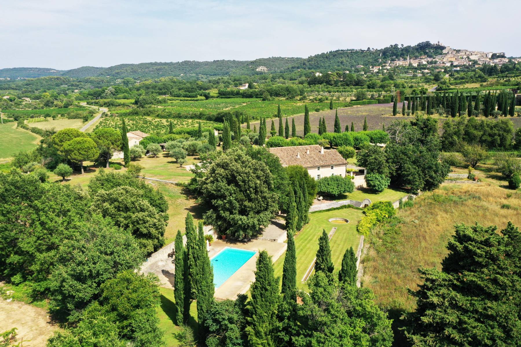 A Bonnieux - propriété remarquable composée de deux mas et deux piscines sur près de 6 ha avec des vues superbes.