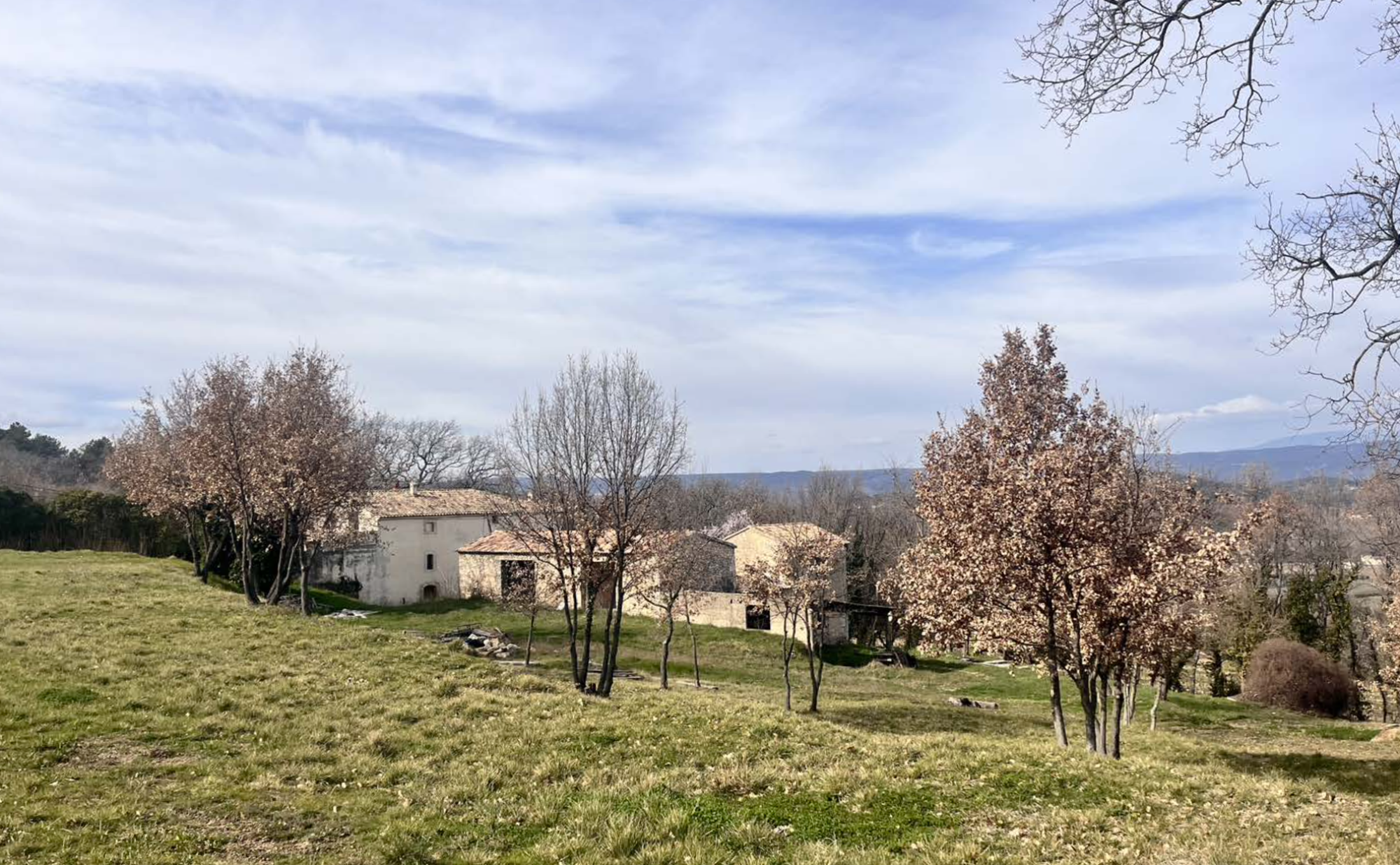 À proximité du village de Lacoste, à vendre, propriété ancienne à rénover entièrement, avec permis accordé pour une réhabilitation totale sur un terrain de plus de 7 ha.