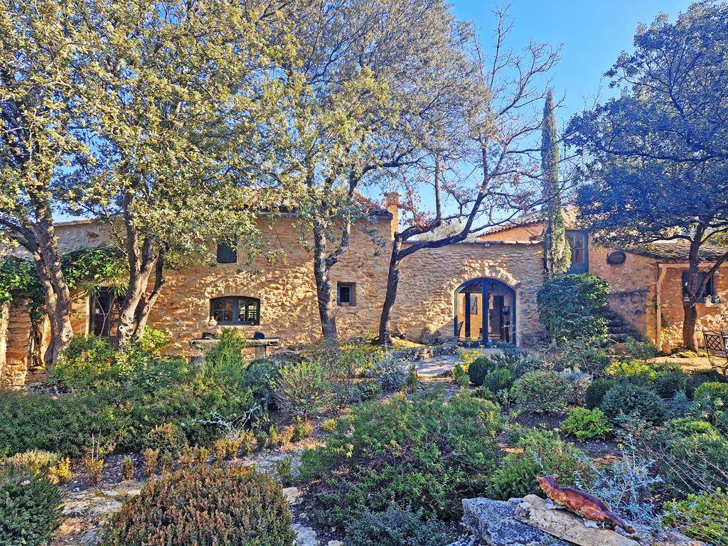 A MENERBES, ADORABLE MAS AVEC VUE SUR LE VILLAGE, SUR PLUS DE 2 HECTARES   