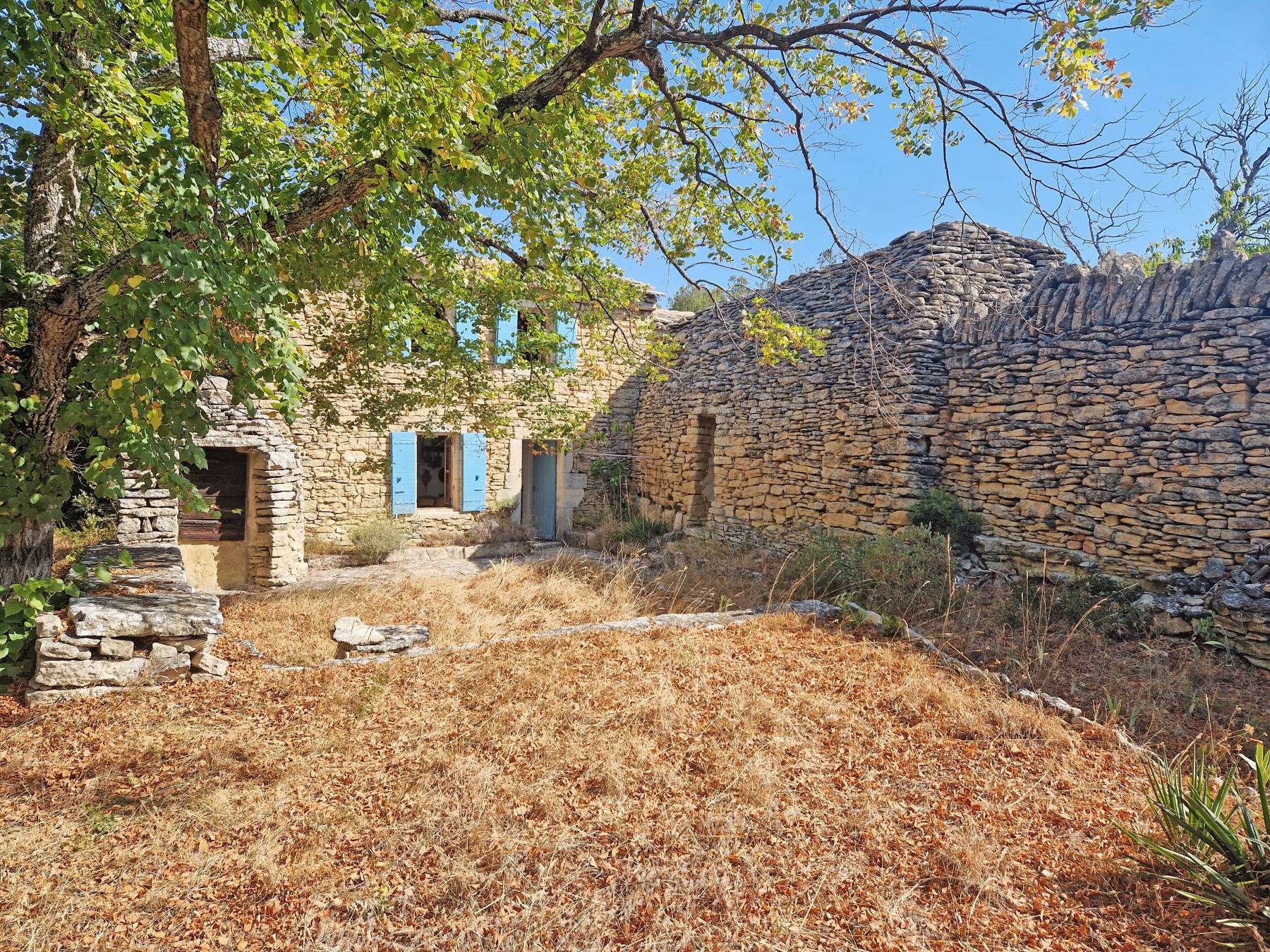 BIEN VENDU - Bergerie en pierres  à deux pas du village de Gordes avec possibilité de construction.