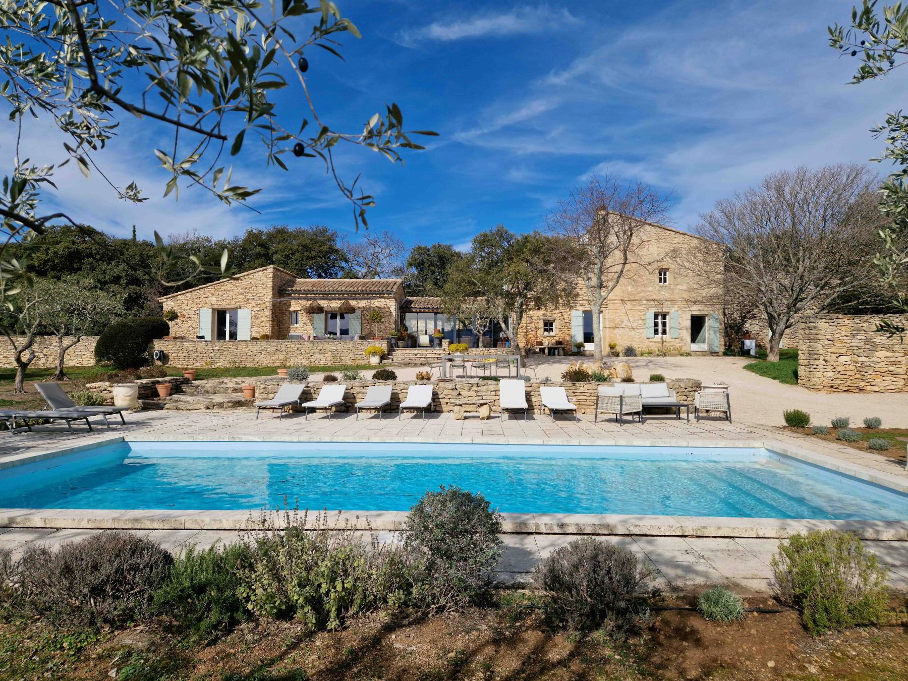 NON DISPONIBLE À LA VENTE - Près du village de Gordes, mas rénové avec piscine et vue sur le Luberon.