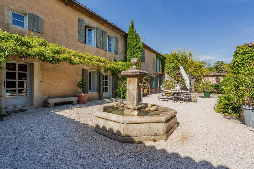 Superbe mas avec piscine et annexes face au Luberon   
