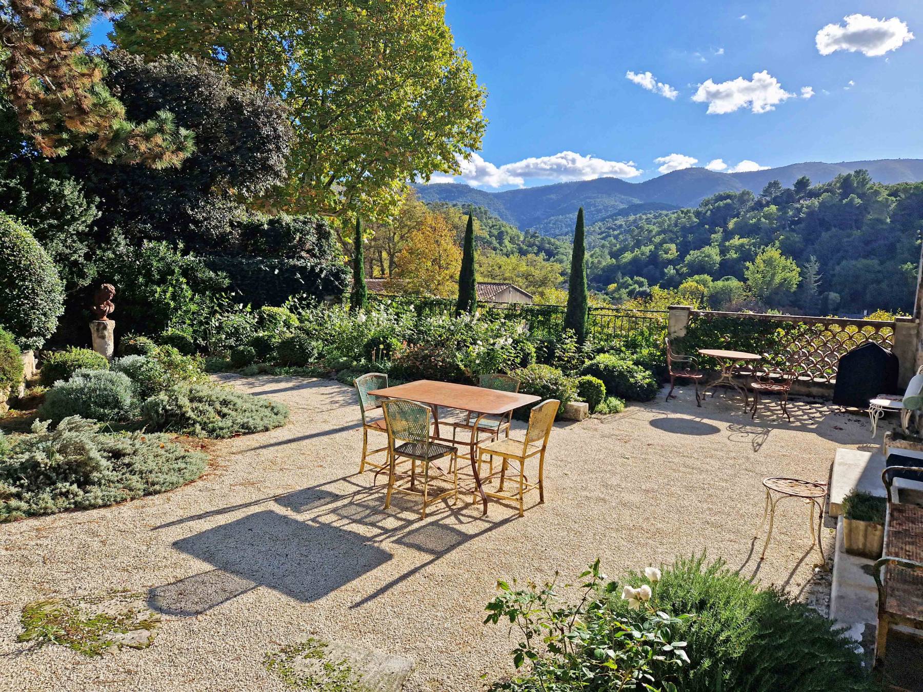 TRES BELLE MAISON DE VILLAGE DES ANNEES 30 AVEC JARDINS, PISCINE ET VUE   