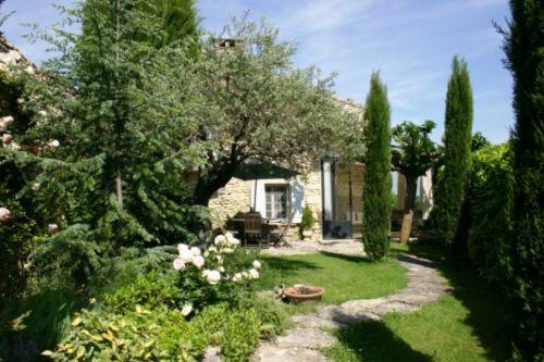 Gordes, maison de hameau avec superbe jardin clos