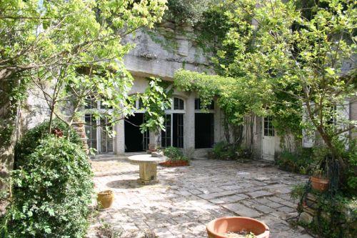 Au cœur du Luberon, proche Ménerbes, bâtiments à rénover au fond d'une ancienne carrière luxuriante - BIEN VENDU  -