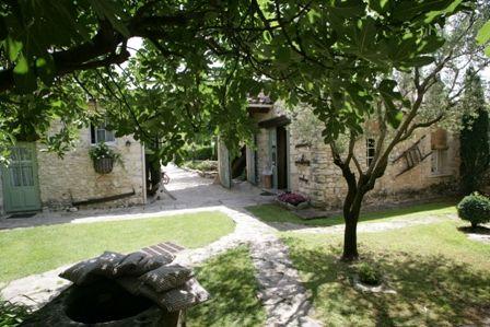 Ferme du 18ème en Luberon avec dépendences, piscine, garage...