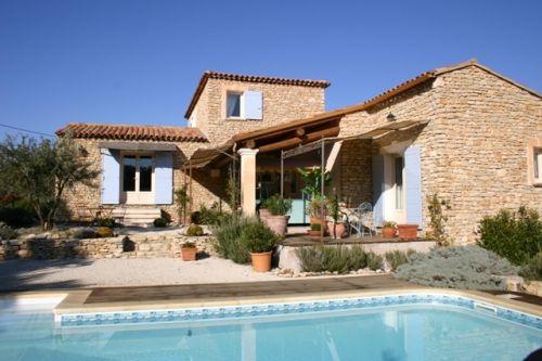 Maison en pierre de Gordes avec vue à l'orée d'un hameau du Luberon nord
