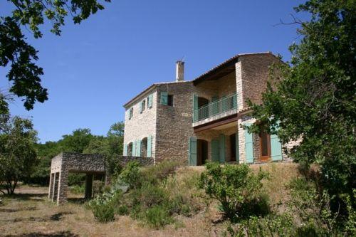 Maison à Gordes, propriété au calme sans être isolée, superbe vue
