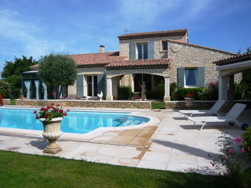 Maison proche Gordes avec piscine et jardin paysagé