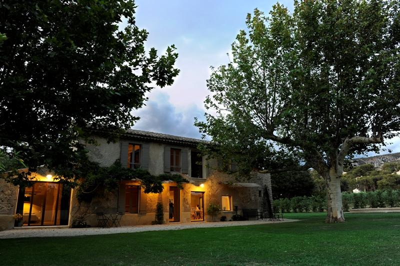 Mas réstauré daté de 1840 au pied du Luberon