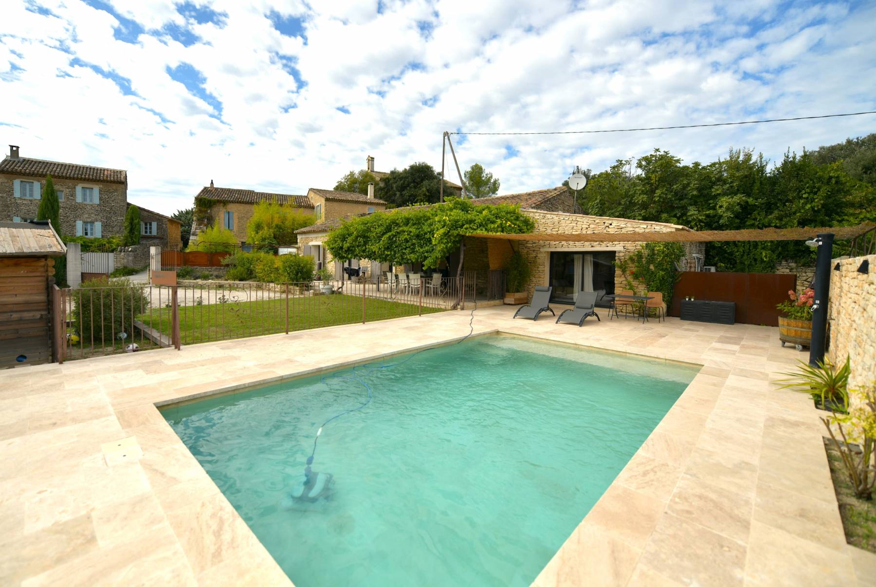 Gordes : Mazet rénové avec piscine dans hameau    