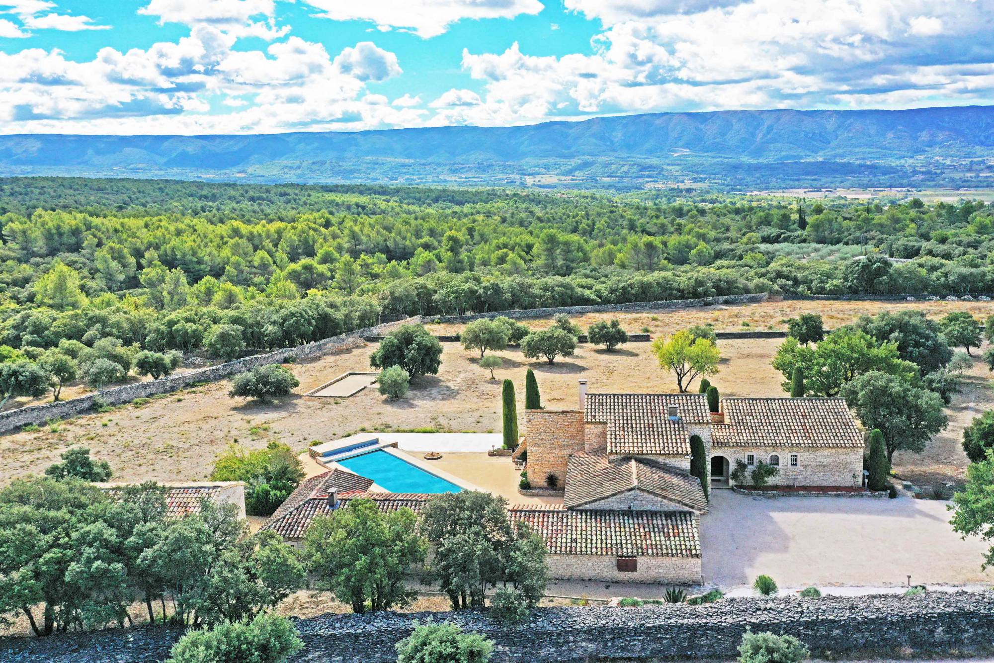 EXCLUSIVITE à Gordes : grande propriété en pierres avec vue panoramique sur le Luberon   