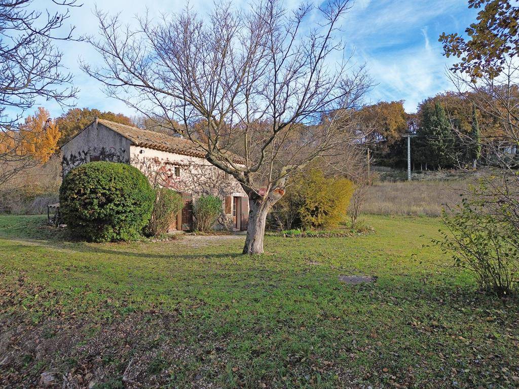 Cabanon avec vue sur plus de 6000 m² de terrain non constructible à Gordes.