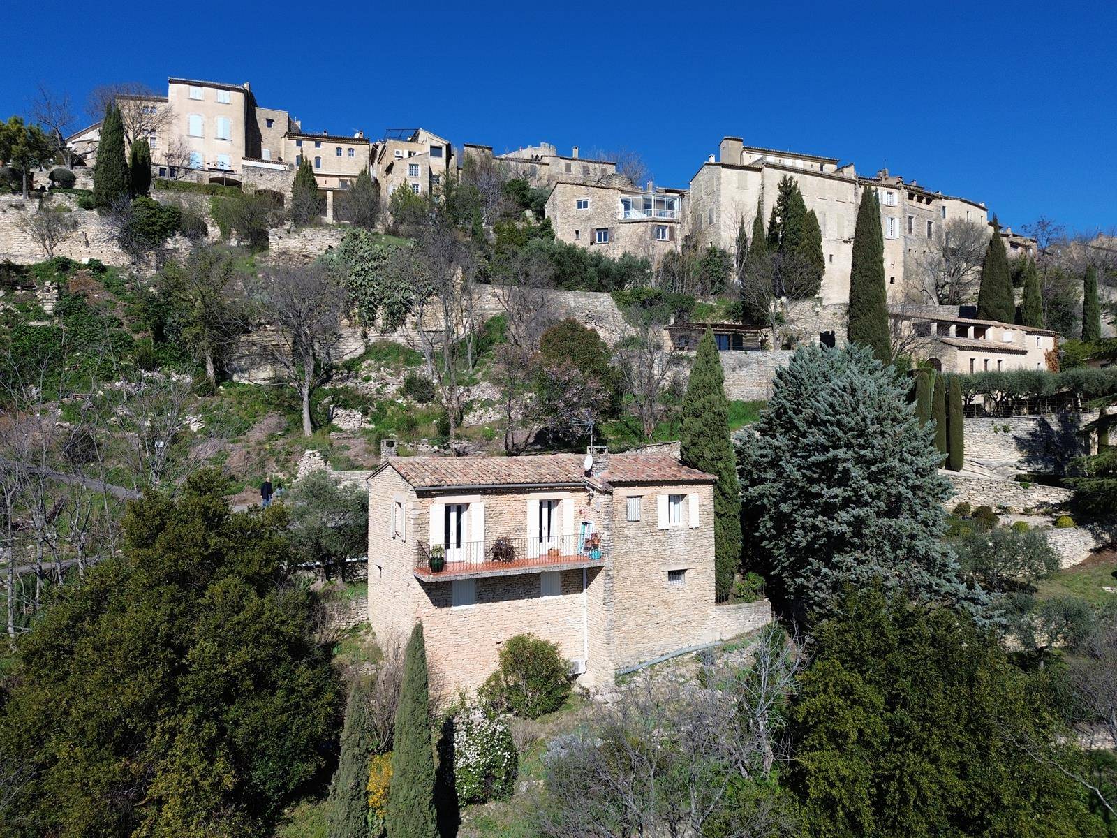 Maison avec vues exceptionnelles proche du centre du village de Gordes en Luberon - BIEN VENDU -