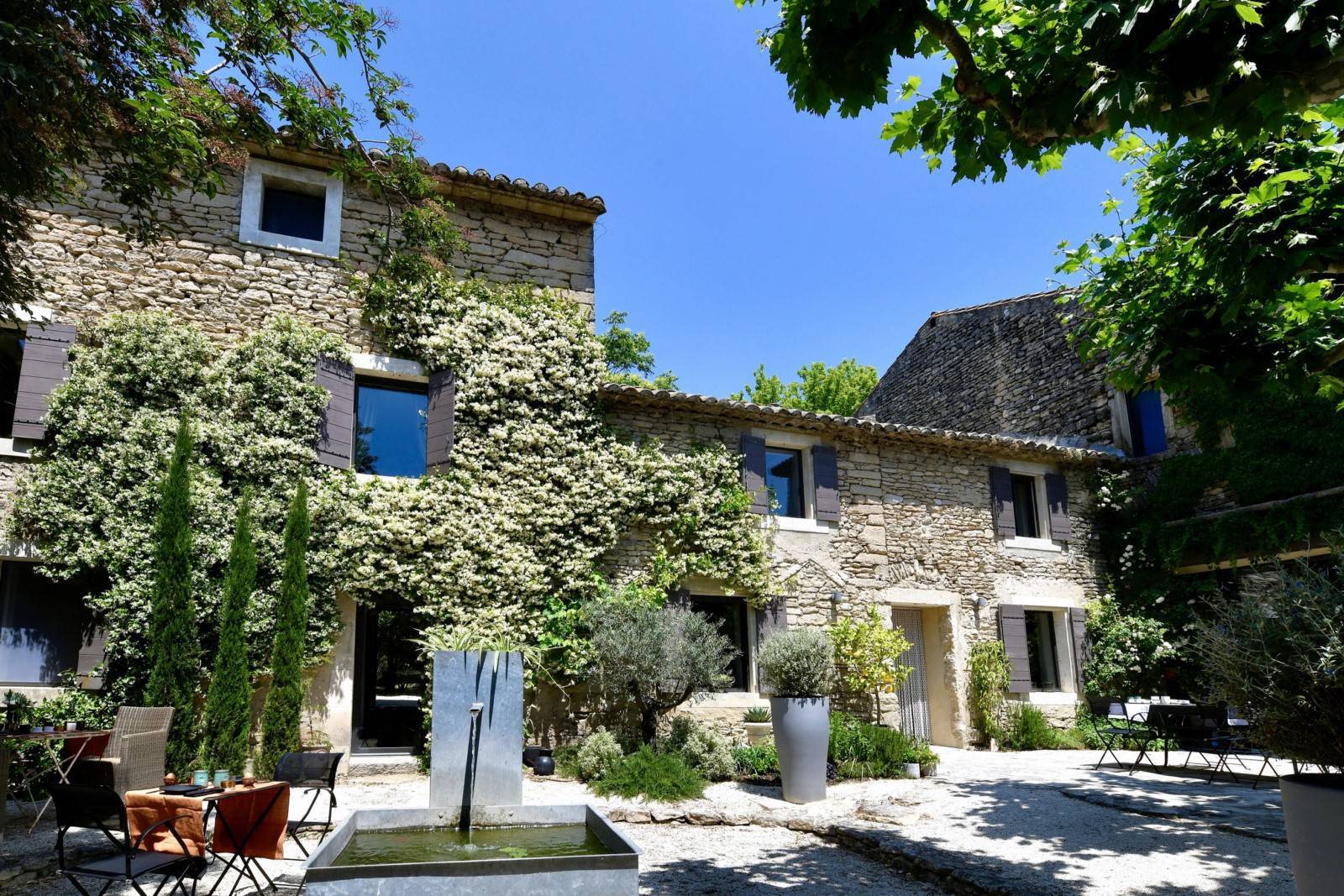 Gordes, ancien relais de poste du 17ème rénové avec jardin clos, piscine chauffée et vues sur le village - BIEN VENDU -