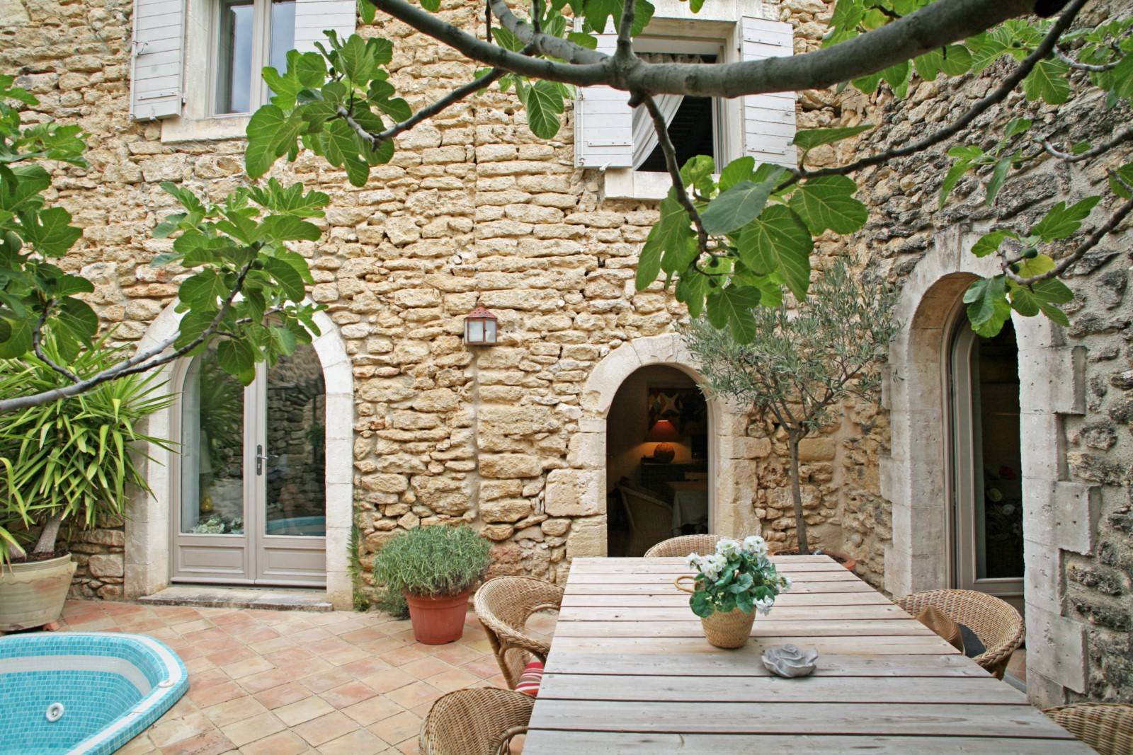 Gordes, maison de charme avec terrasse, cour et garage dans hameau très recherché   