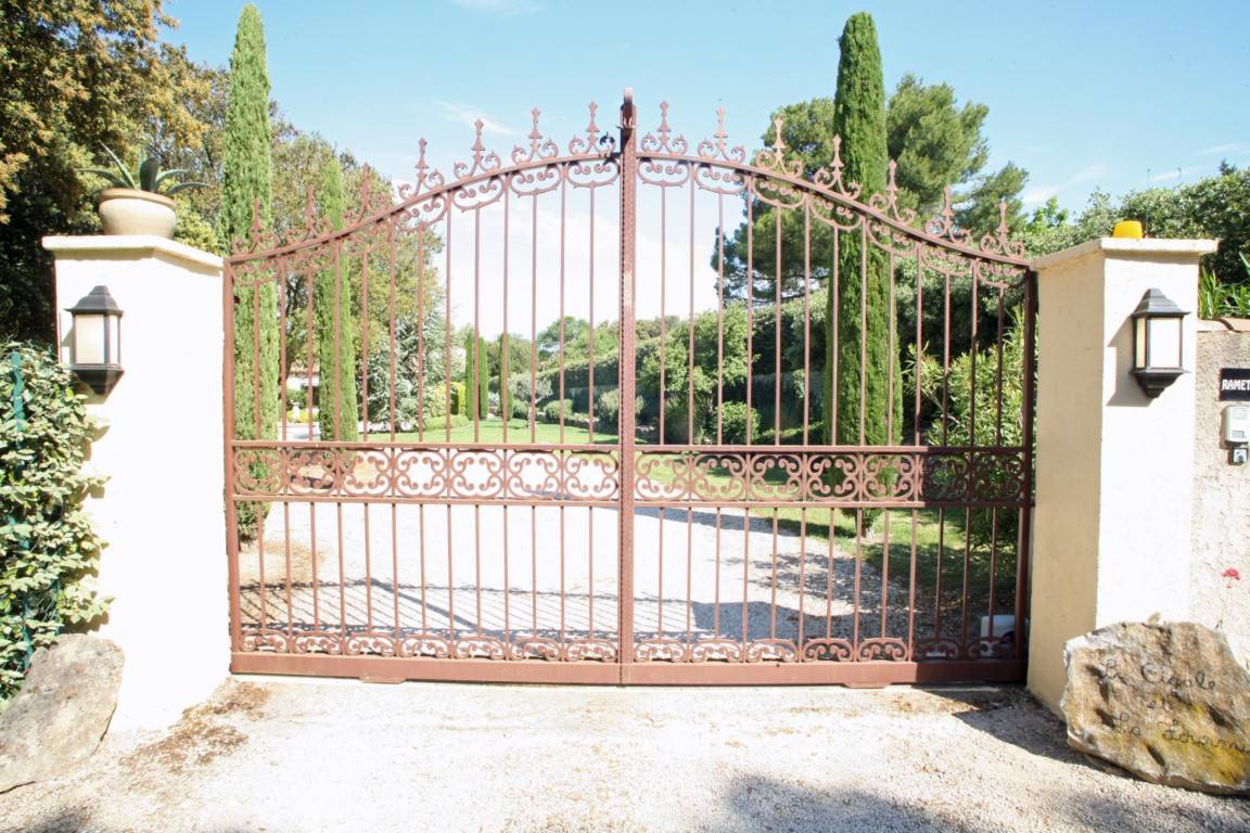 l'Isle-sur-la-Sorgue, grande maison au calme avec piscine et vue sur les Alpilles   