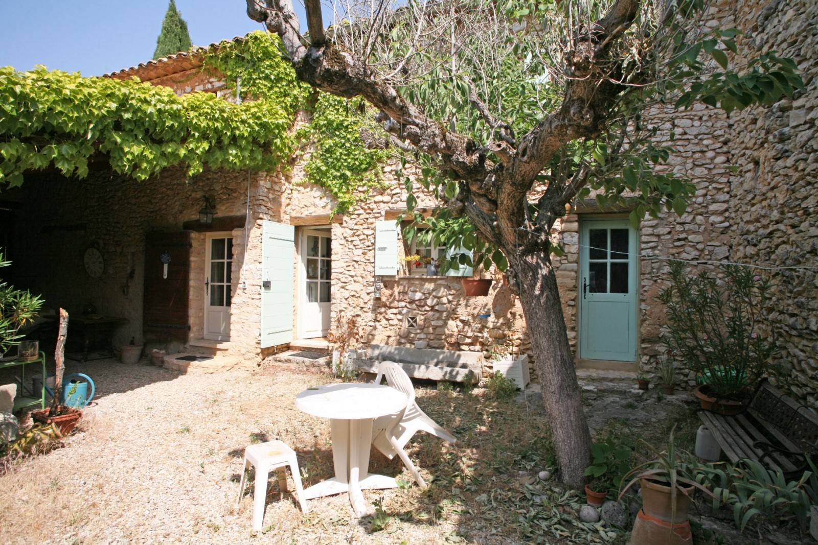 LIOUX, PROPRIETE COMPOSEE DE DEUX MAISONS SUR TERRAIN AVEC PISCINE   