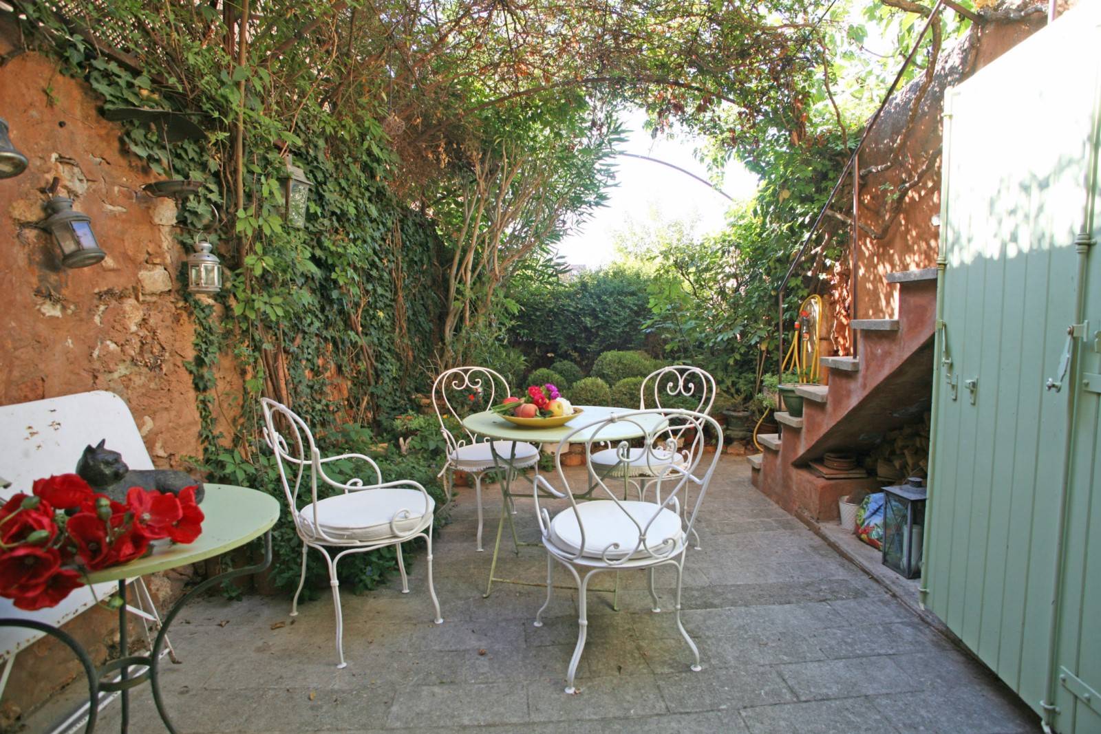 BELLE MAISON DE VILLAGE AVEC JARDINET ET TERRASSE OFFRANT DE BELLES VUES   