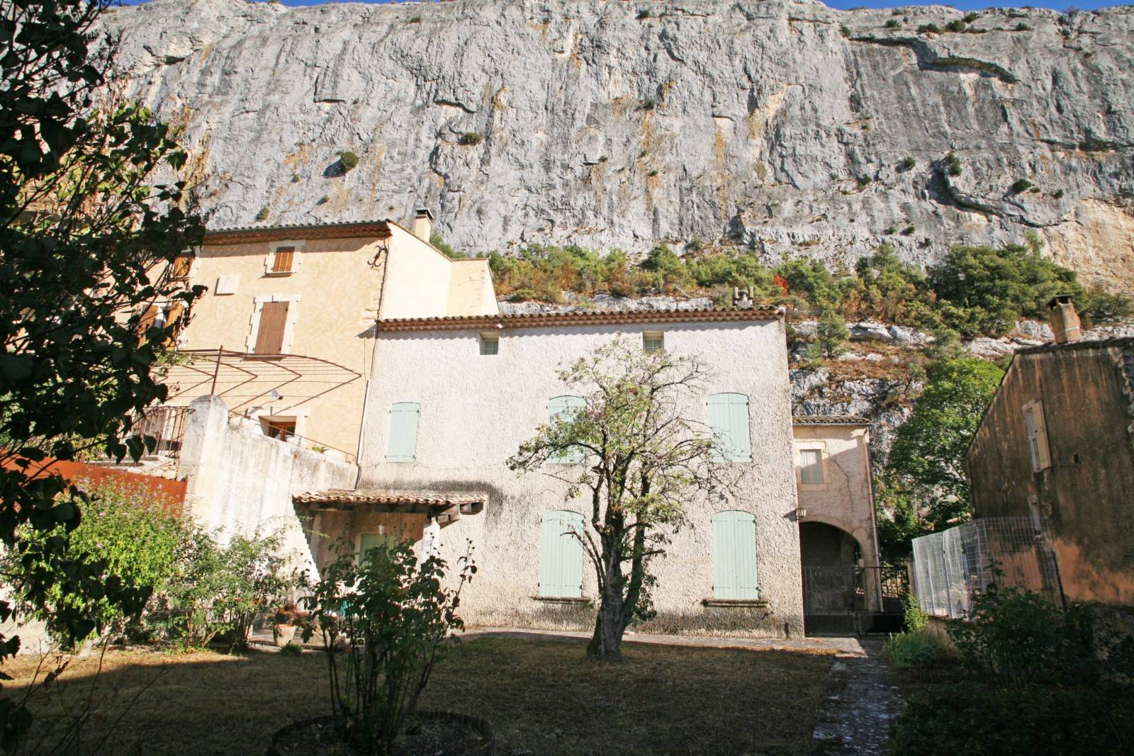 Lioux, maison de village avec jardin   