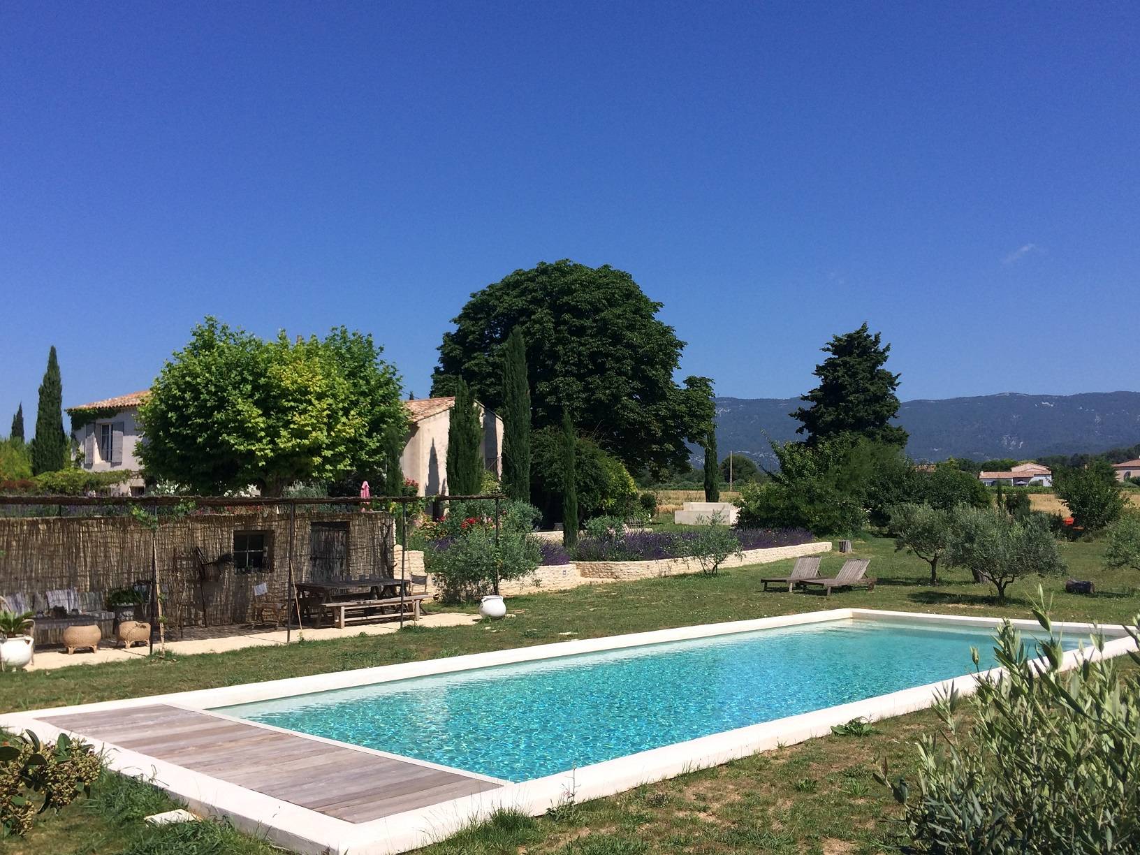 Luberon sud, mas avec gîtes et piscine à Sannes   